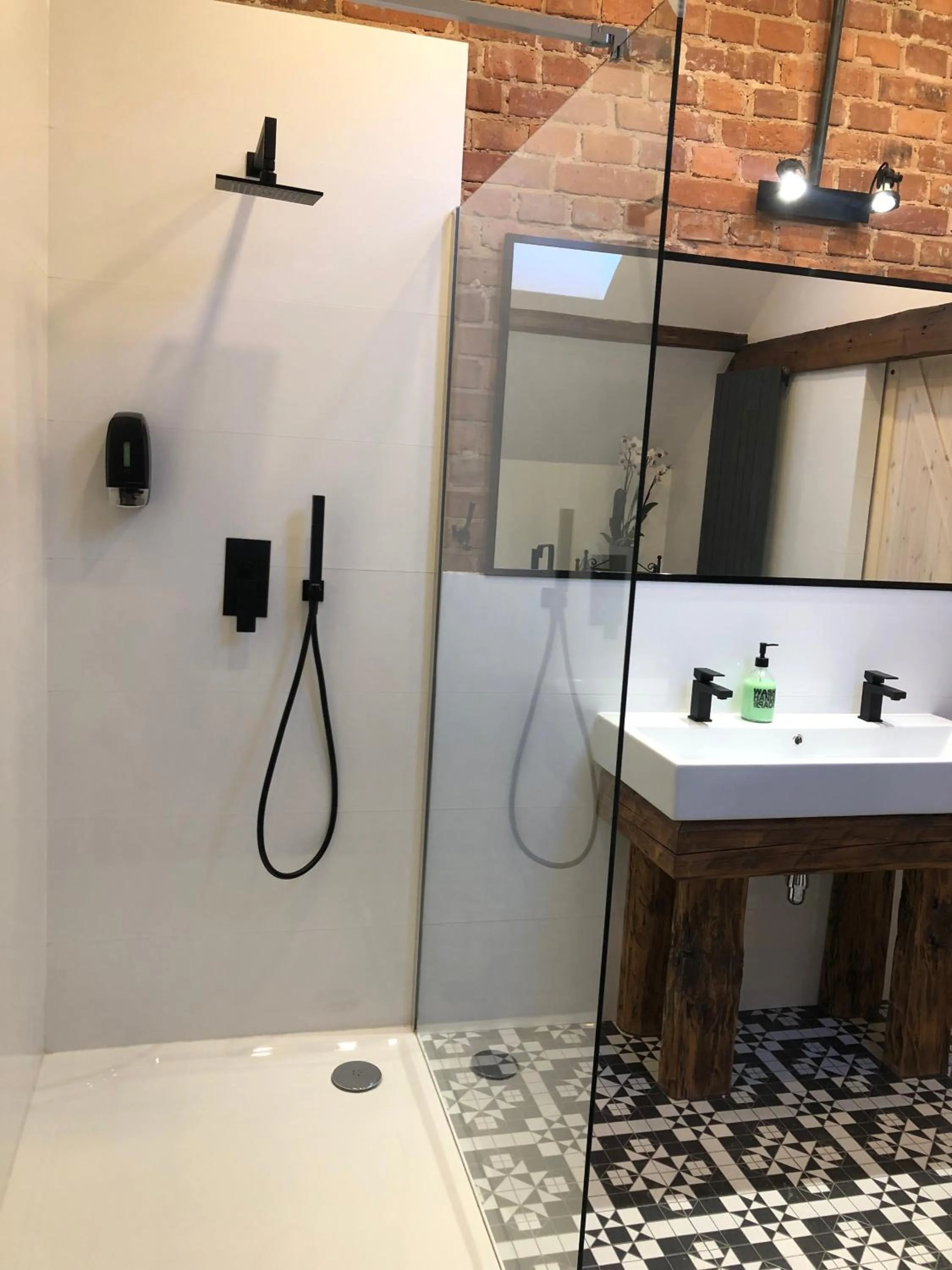 Shower in LivingRoom 4B self Check-in 24h