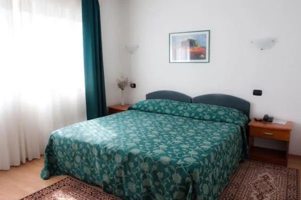 Day, Bed in Hotel Makin