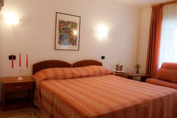 Day, Bed in Hotel Makin