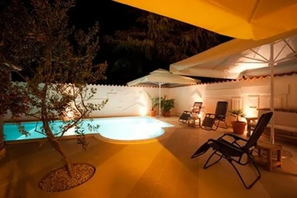 Night in Hotel Makin