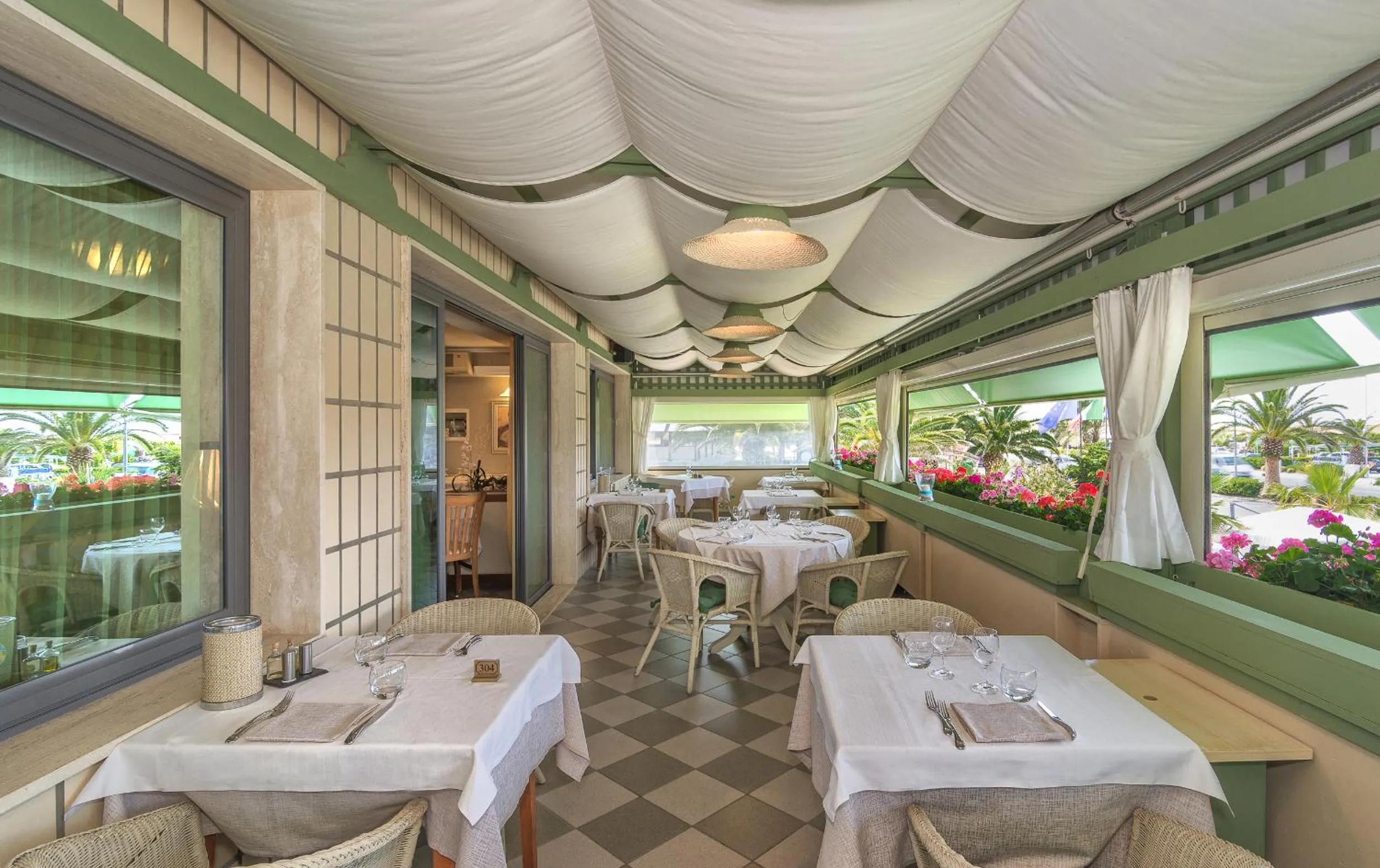 Restaurant/places to eat in Hotel Siesta