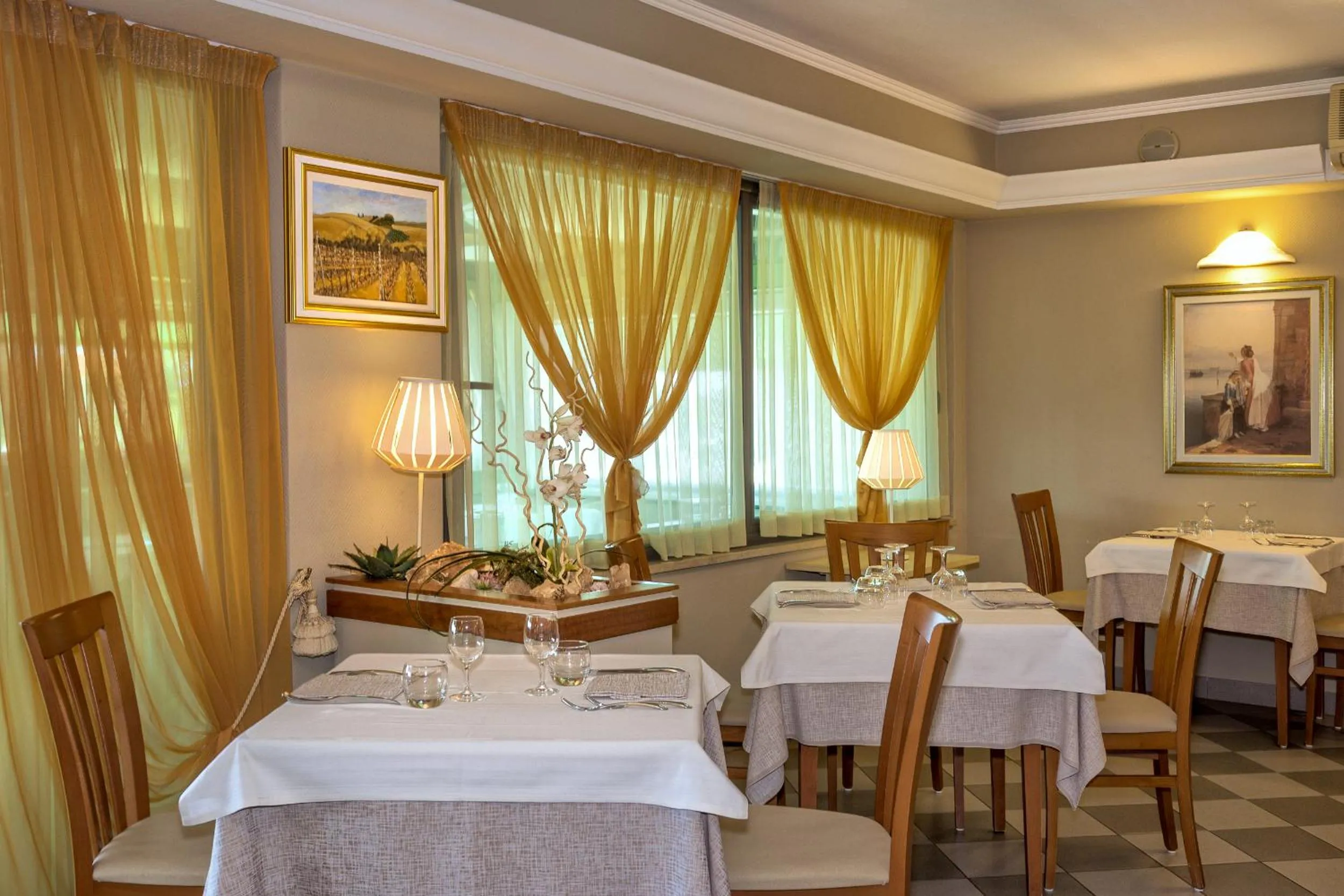Restaurant/places to eat in Hotel Siesta