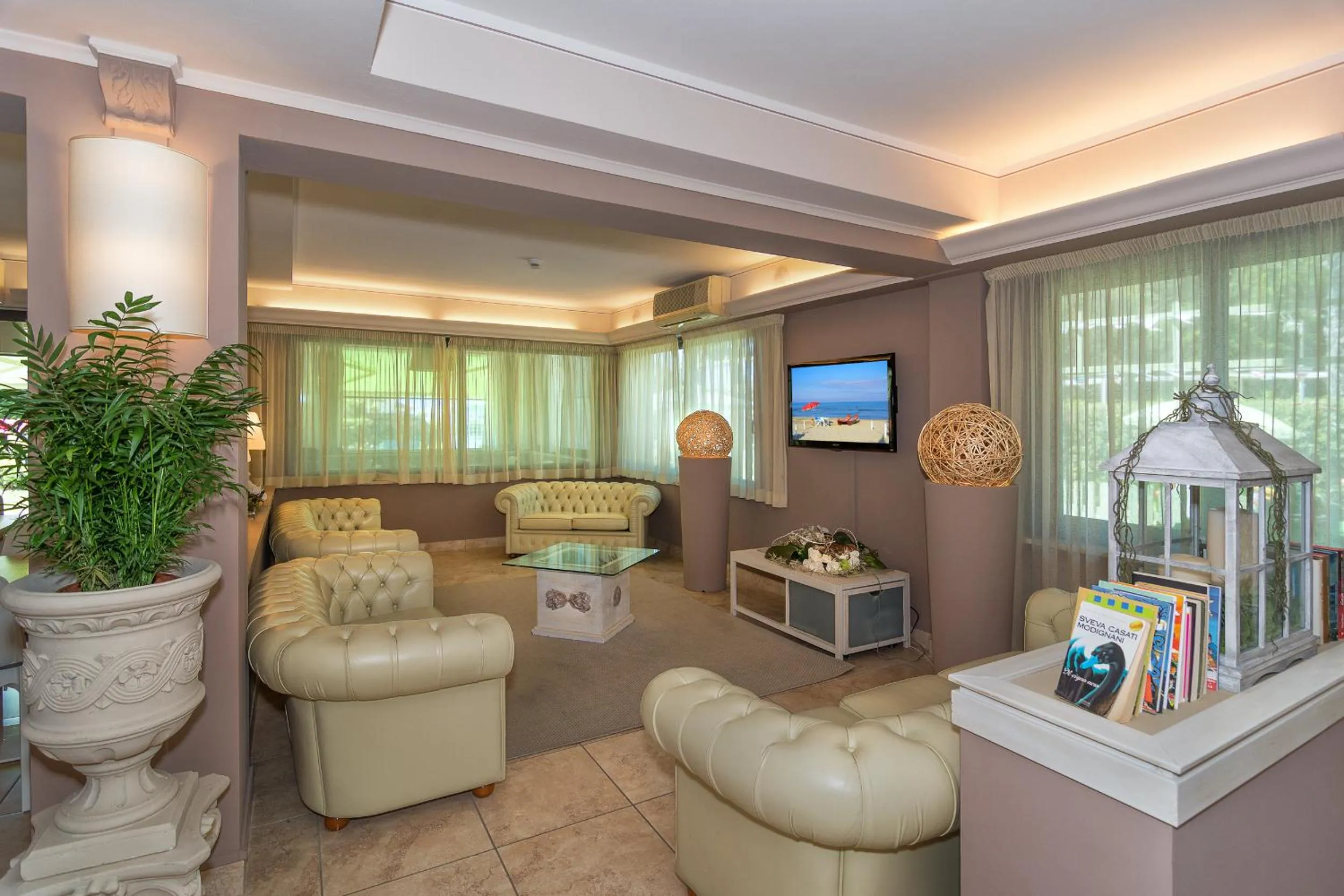 Communal lounge/ TV room in Hotel Siesta