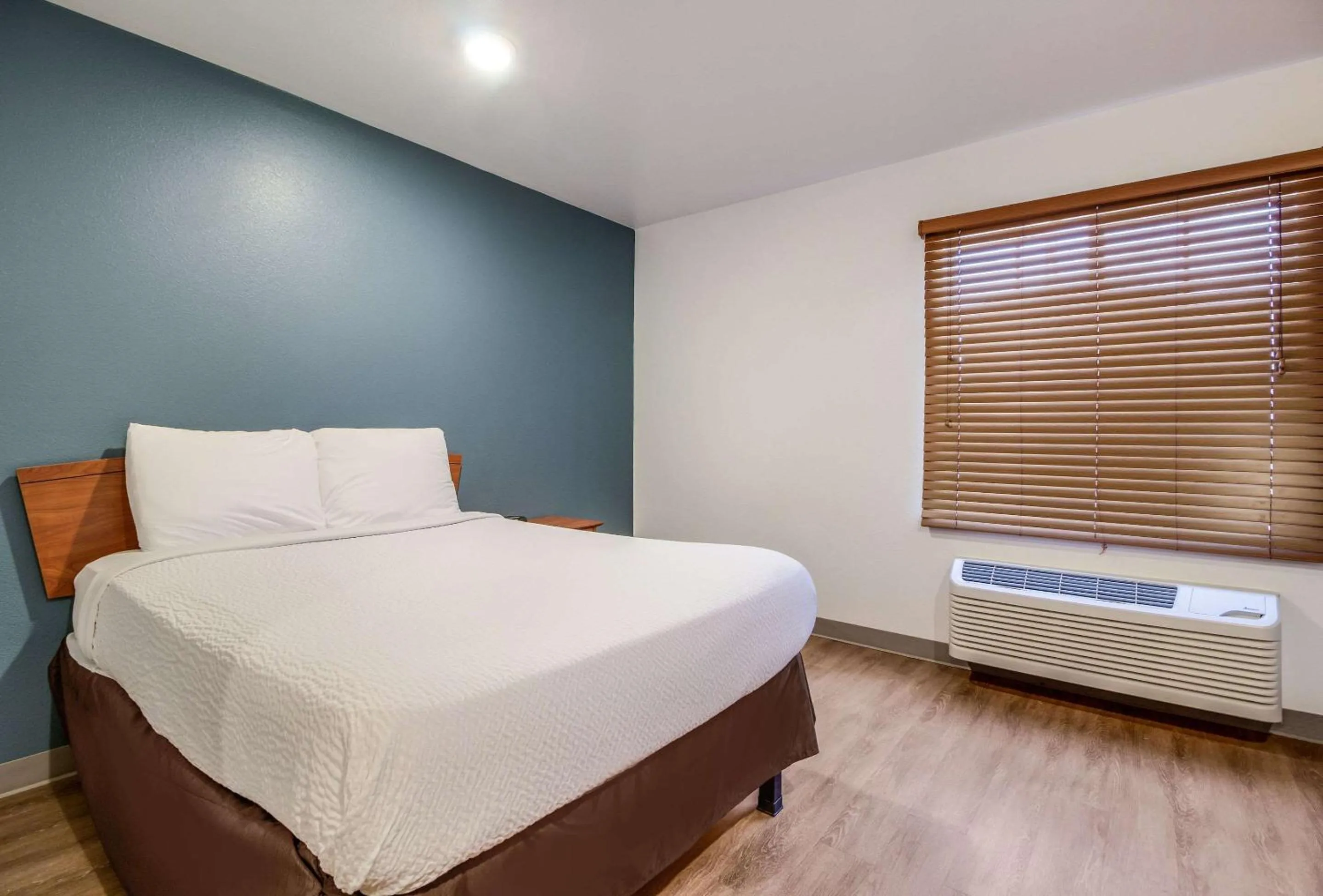 Photo of the whole room, Bed in WoodSpring Suites Houston Baytown