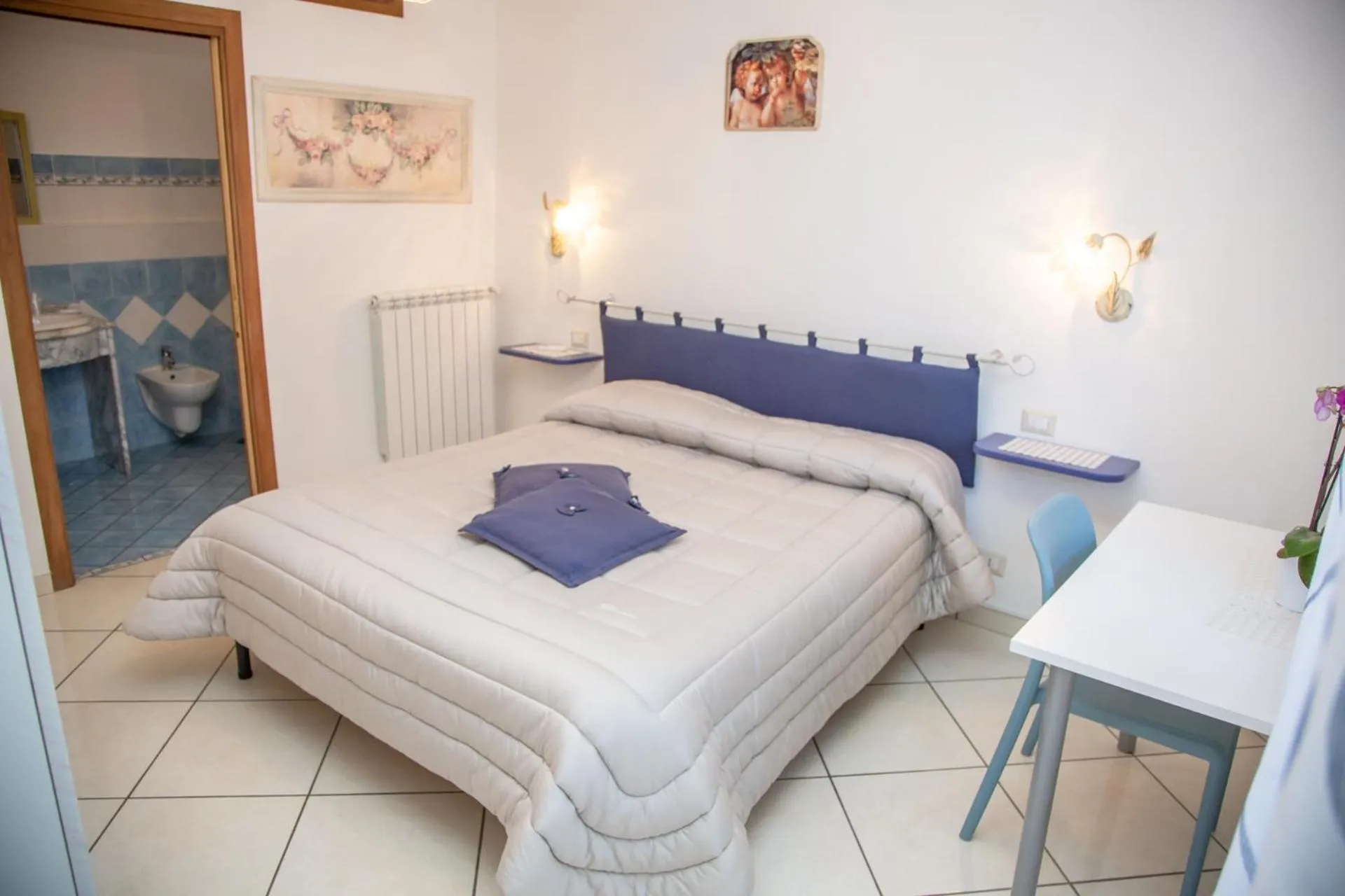 Photo of the whole room, Bed in Haidi House