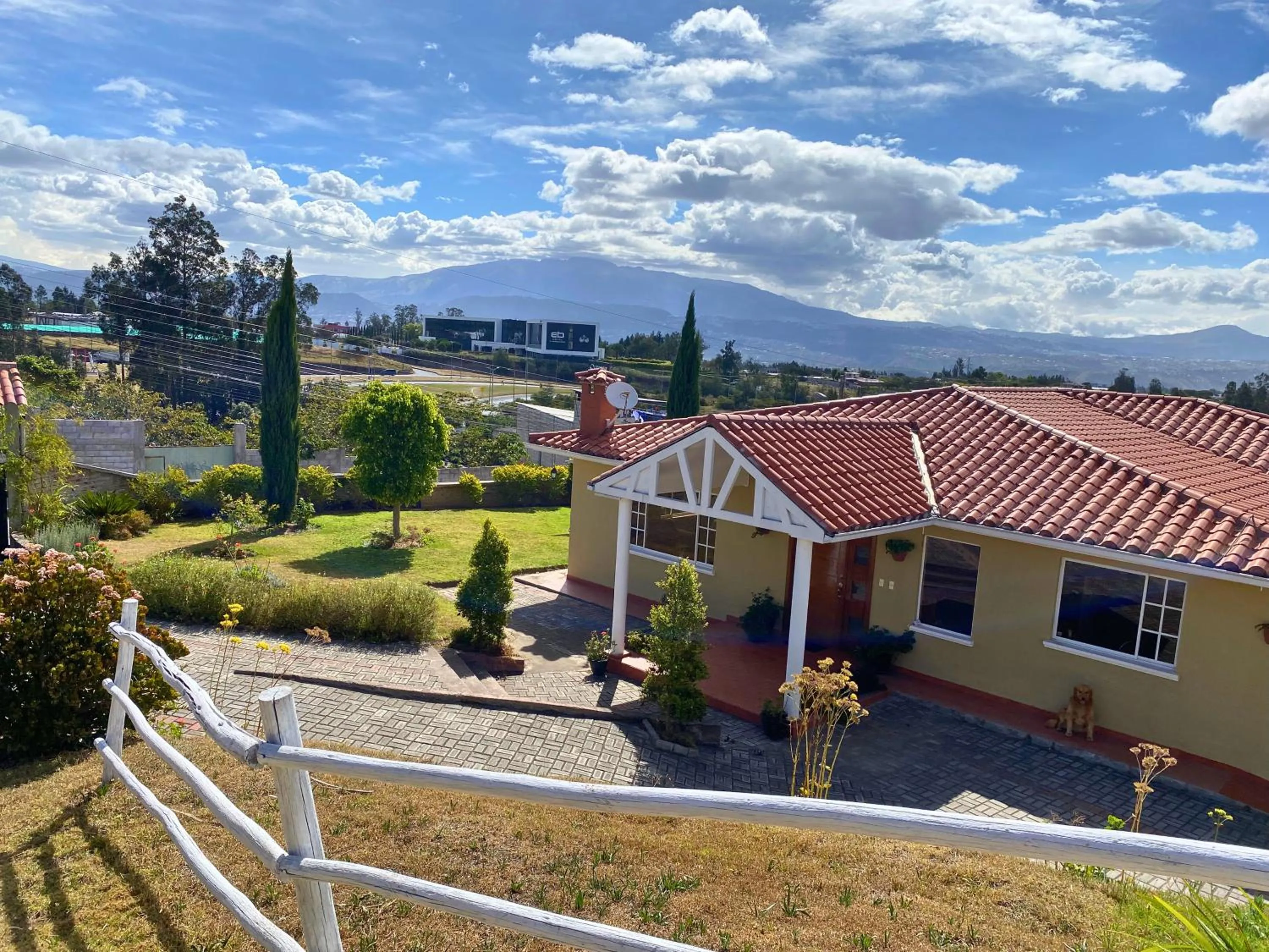 Property building in Las Hortensia's Casa De Huespedes