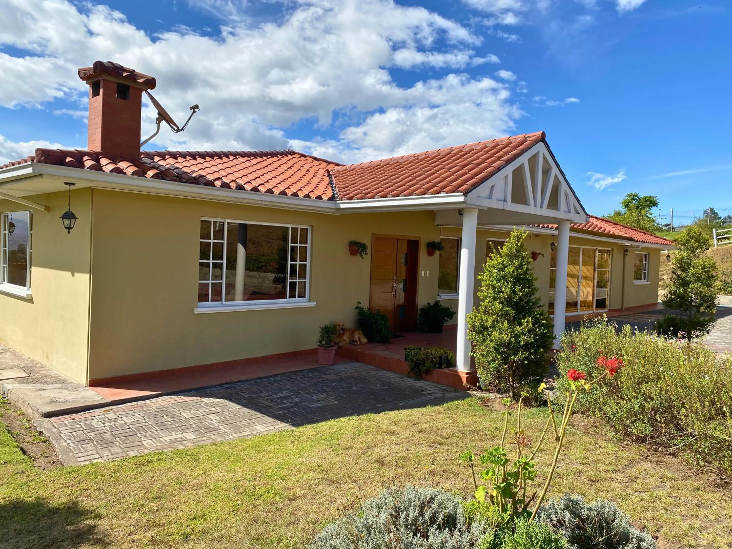 Property building in Las Hortensia's Casa De Huespedes
