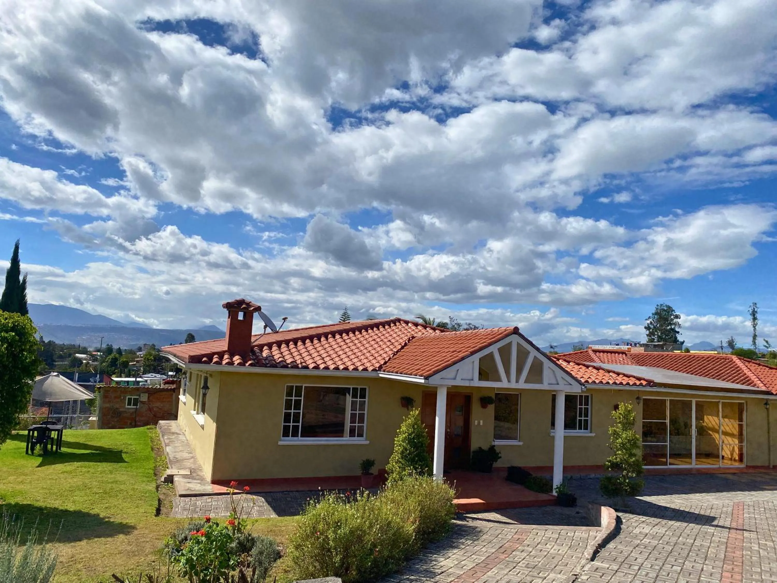 Property building in Las Hortensia's Casa De Huespedes