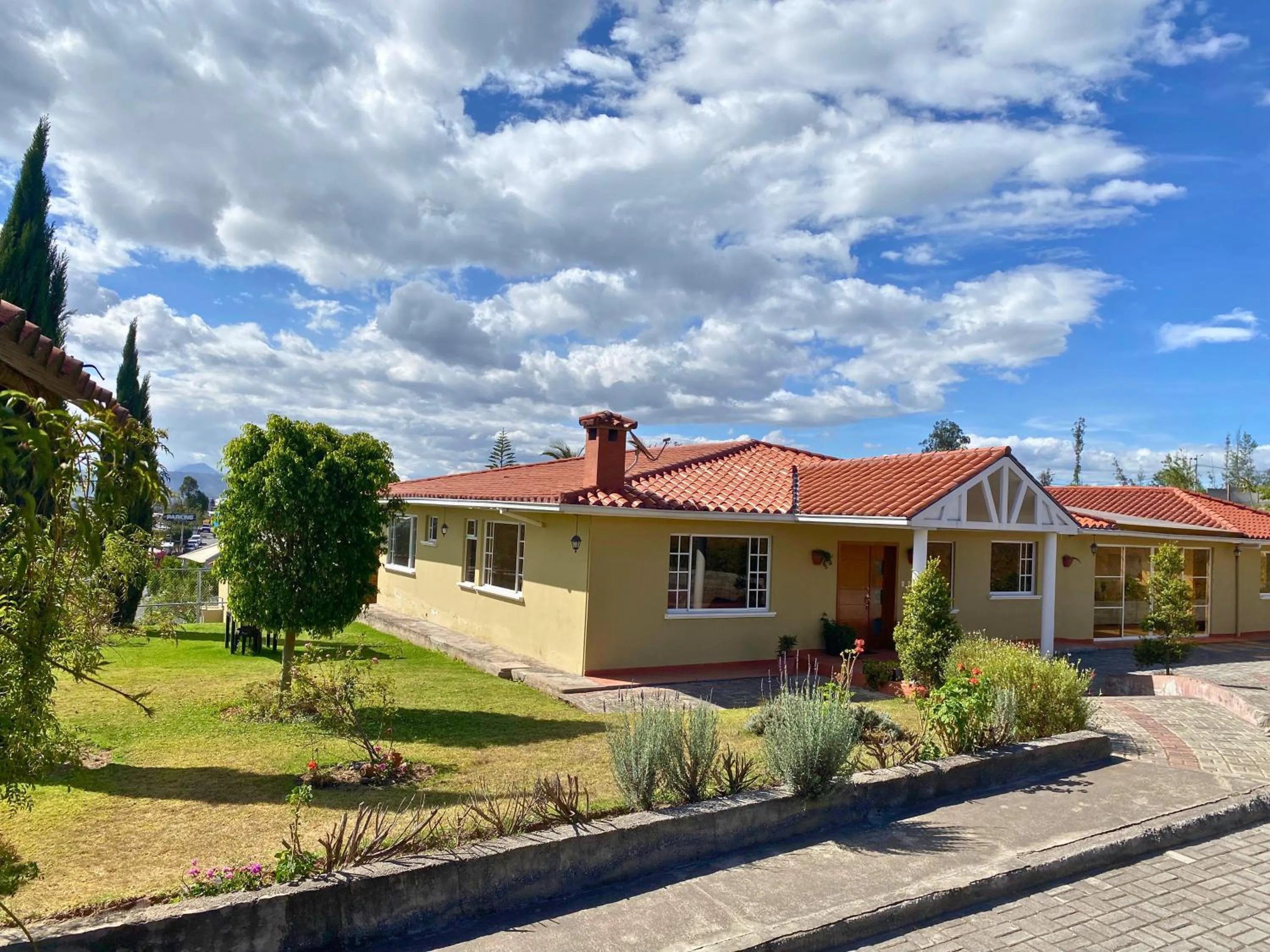 Property building in Las Hortensia's Casa De Huespedes