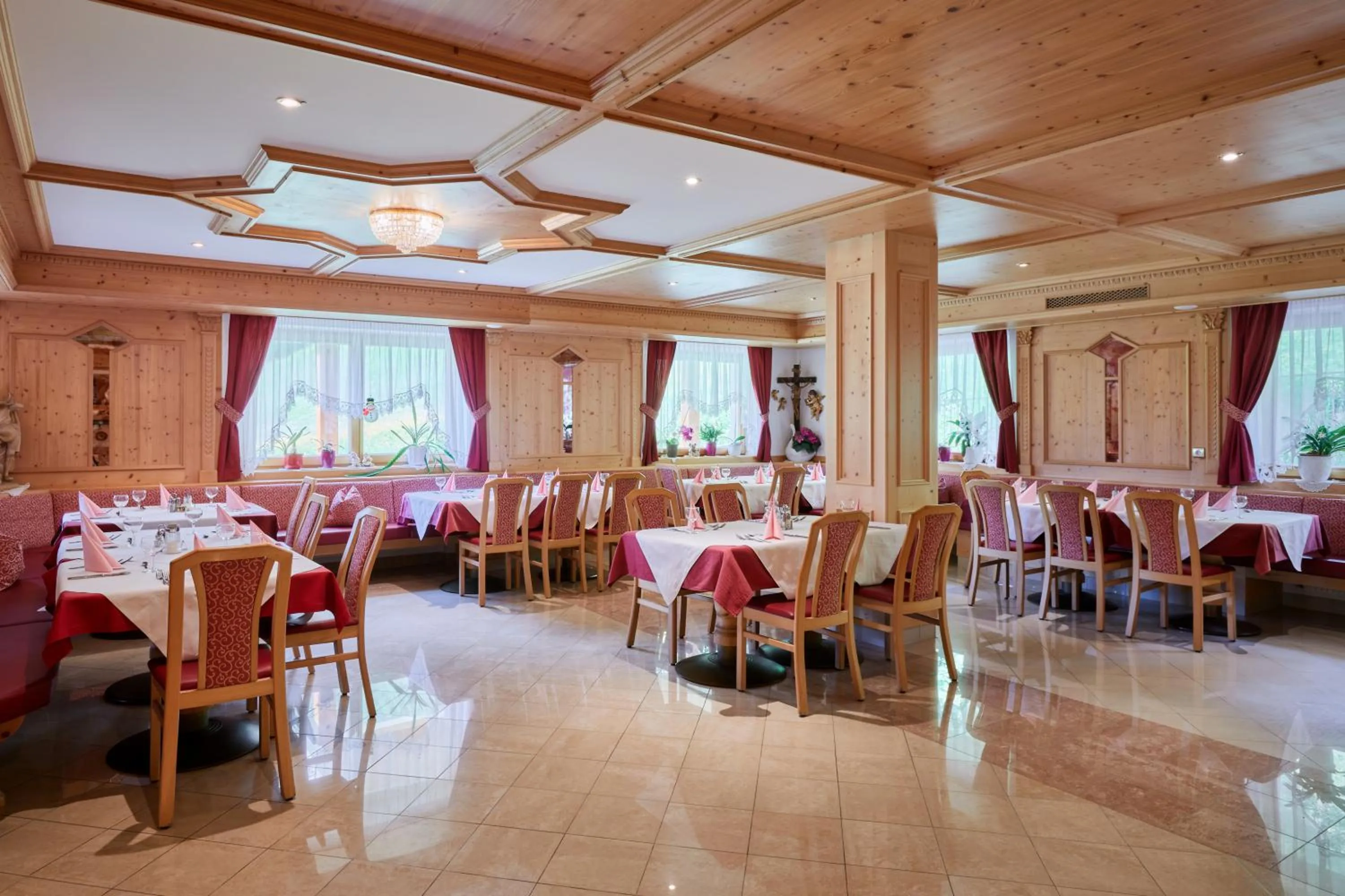 Restaurant/places to eat in Alpenhotel Schönwald Superior