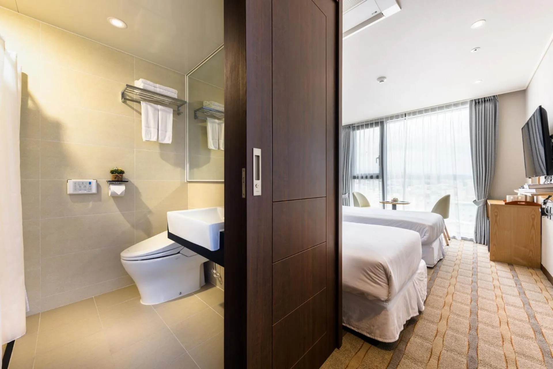 Bathroom, Bed in Shin Shin Hotel Cheonjiyeon
