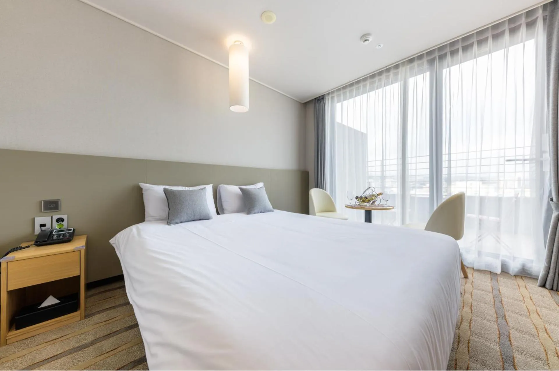 Balcony/Terrace, Bed in Shin Shin Hotel Cheonjiyeon