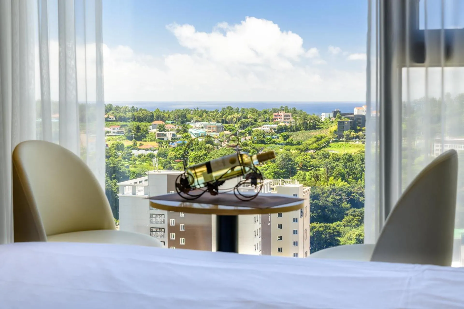 Bedroom, Bed in Shin Shin Hotel Cheonjiyeon