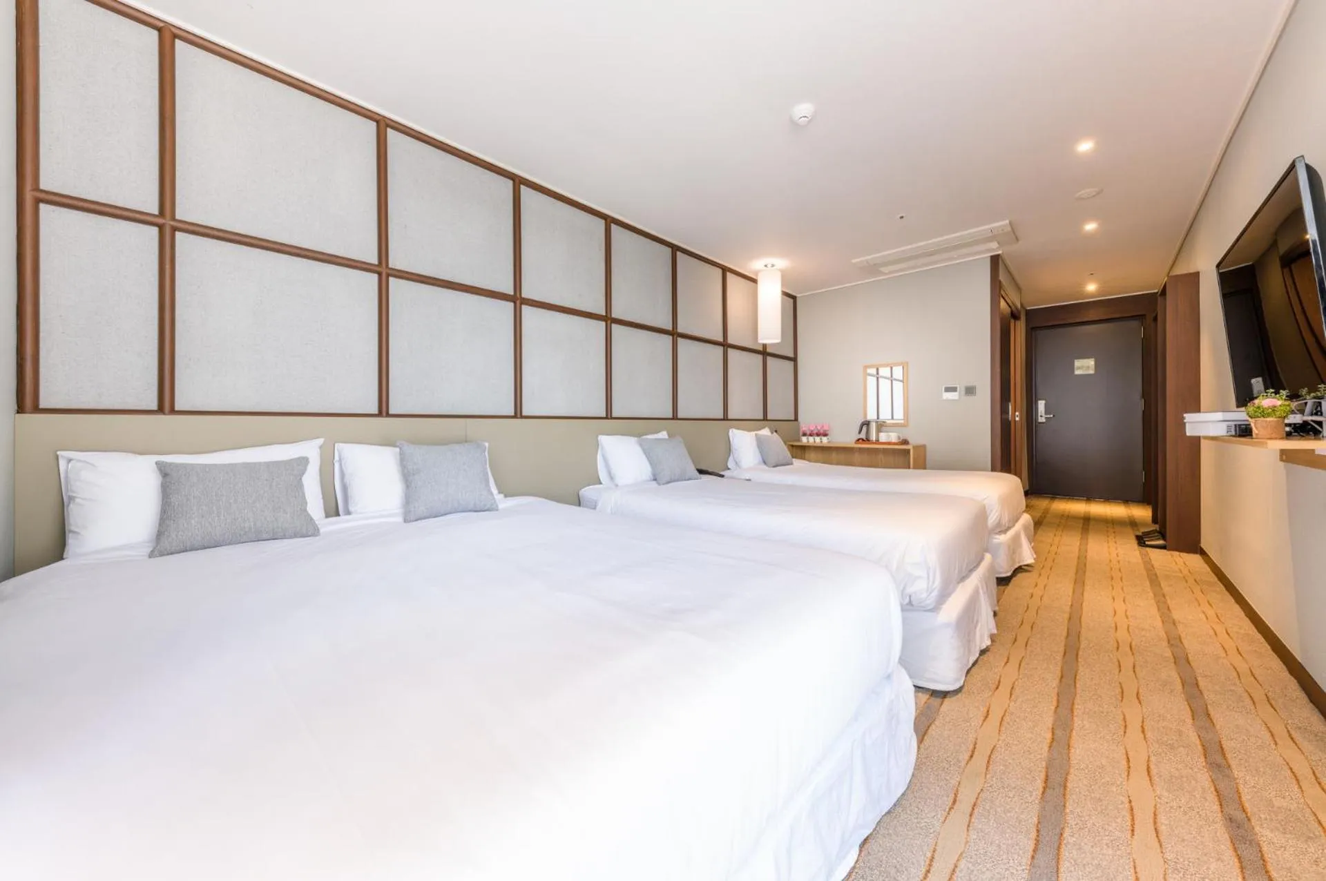 Bedroom, Bed in Shin Shin Hotel Cheonjiyeon