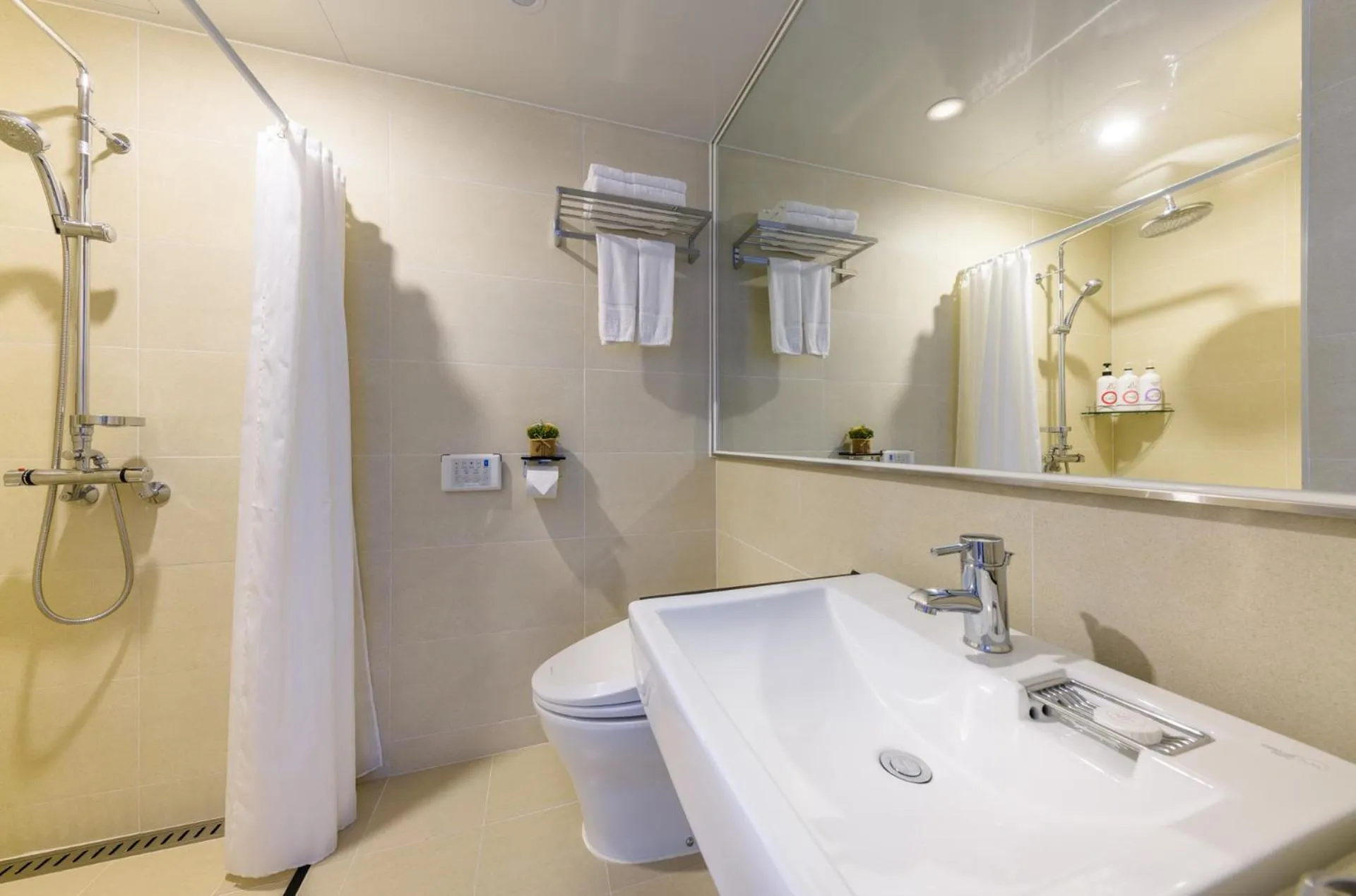 Bathroom in Shin Shin Hotel Cheonjiyeon