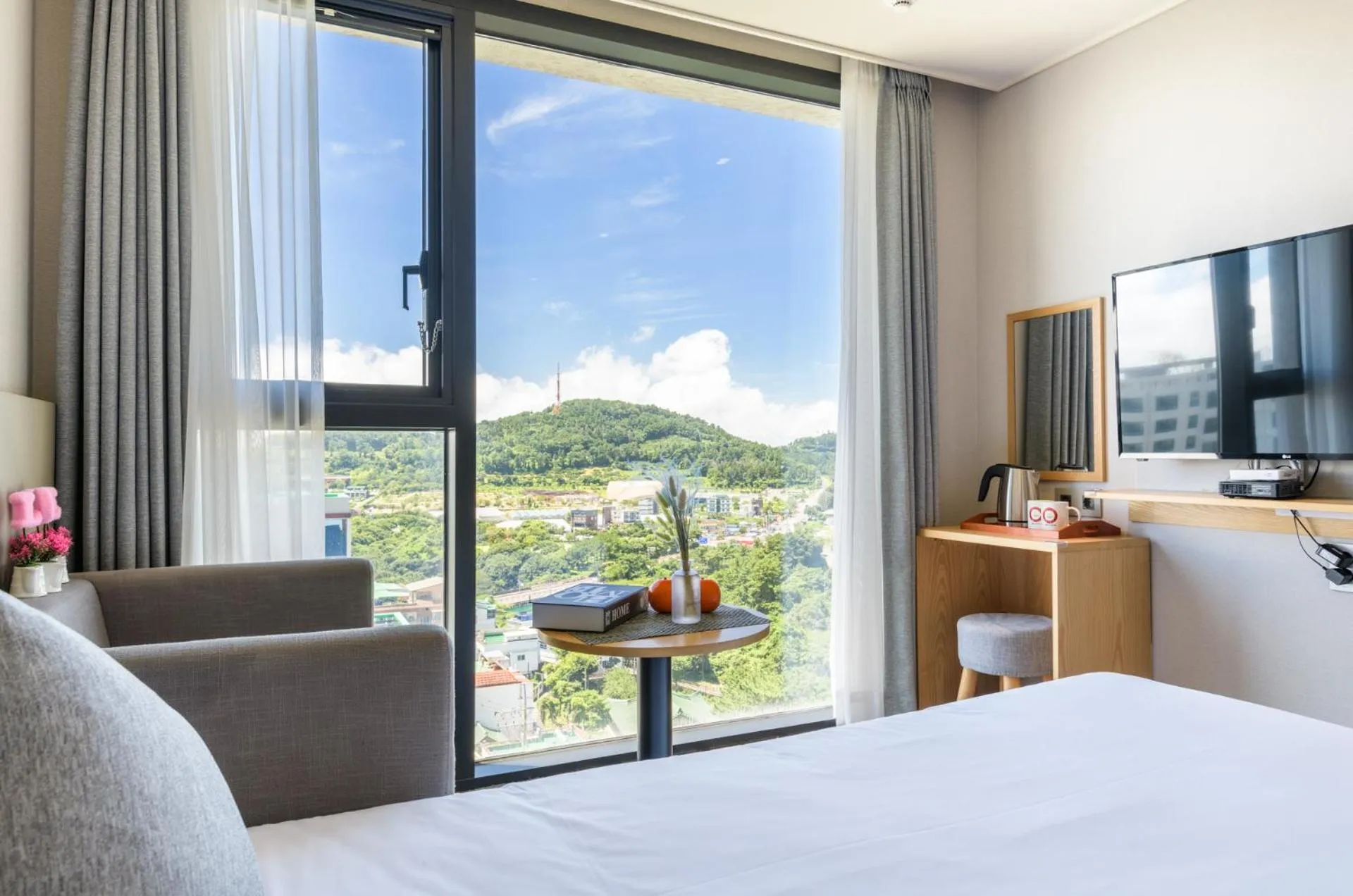 Mountain view, Bed in Shin Shin Hotel Cheonjiyeon