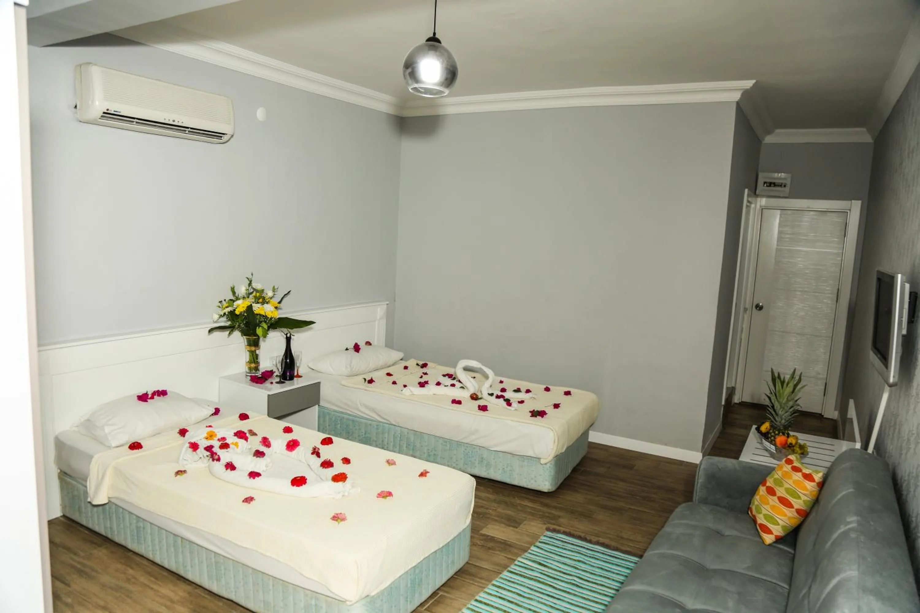 Bedroom, Bed in More Hotel