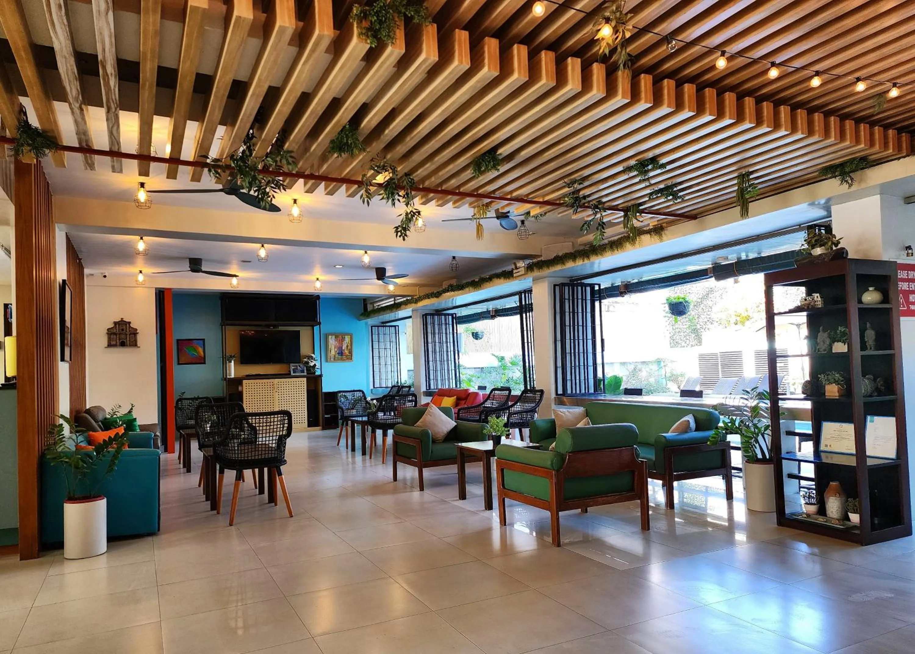 Communal lounge/ TV room in Sea Cocoon Hotel