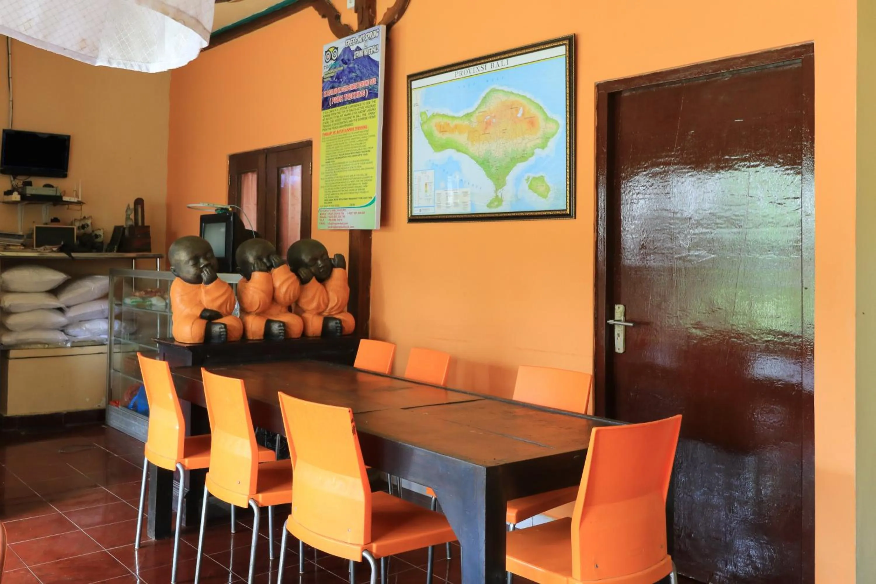 Restaurant/Places to Eat in Downtown Monkey Forest Hostel