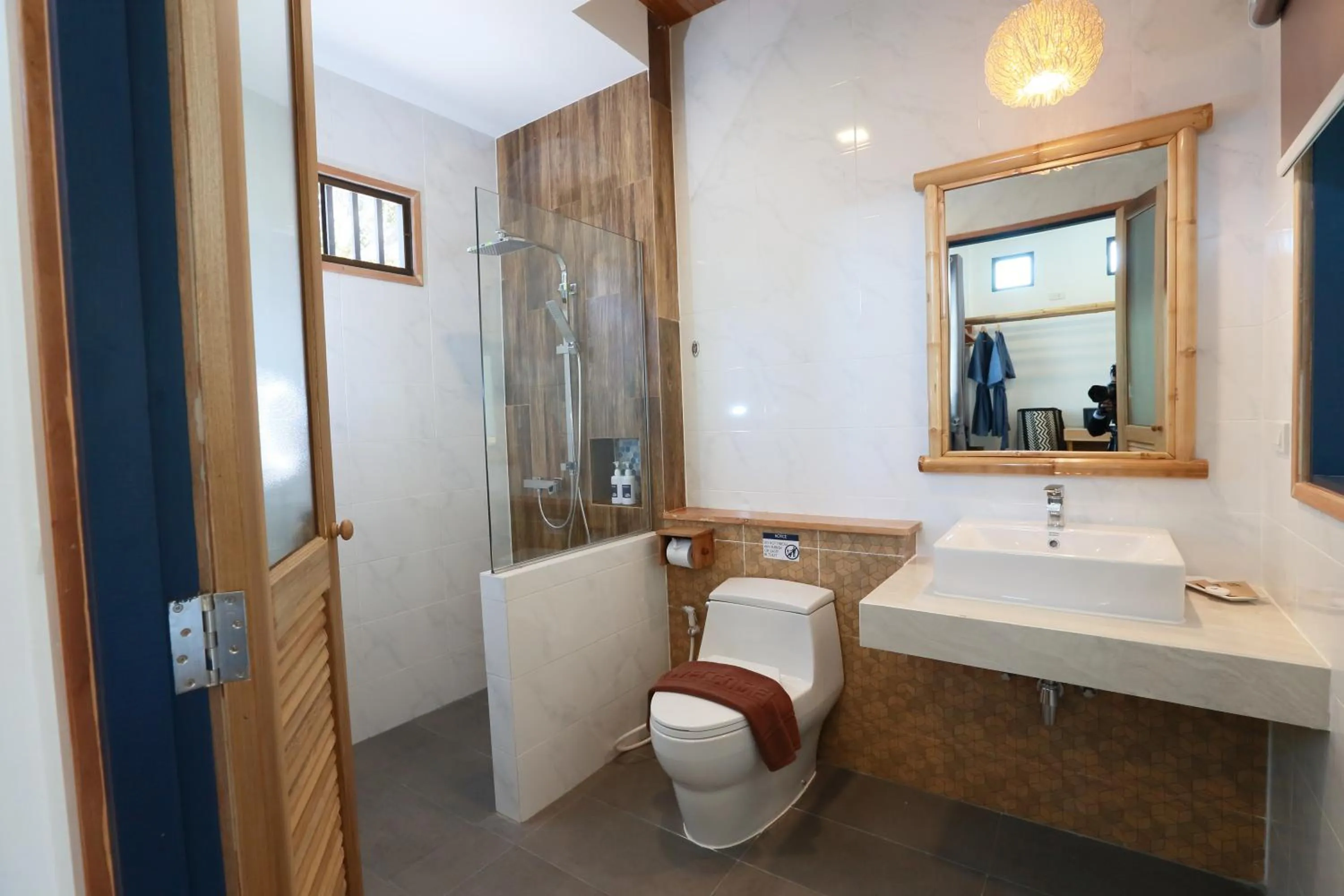 Toilet in Lanta Casa Blanca