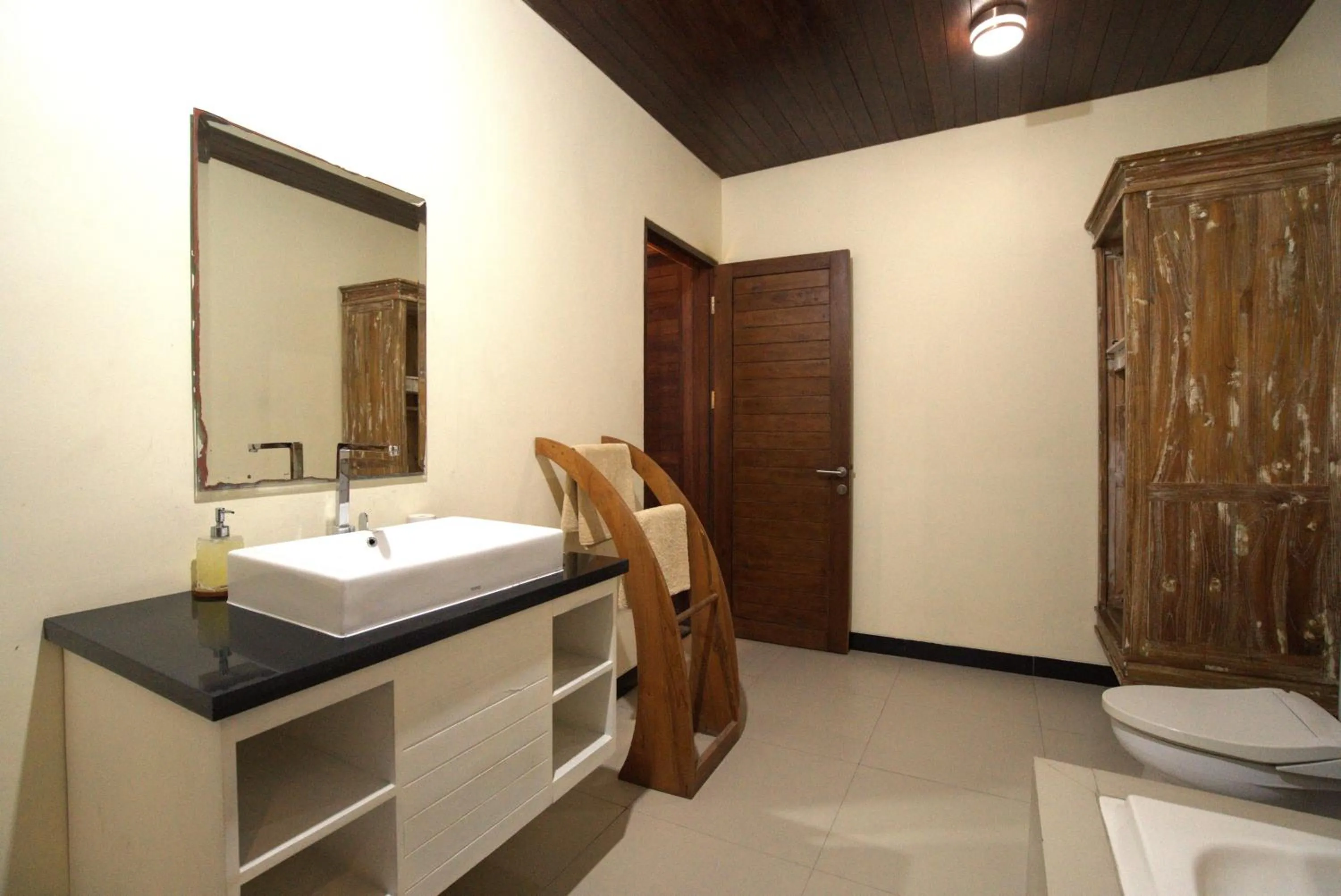 Toilet in Ocean Terrace Suite And Spa Luxury