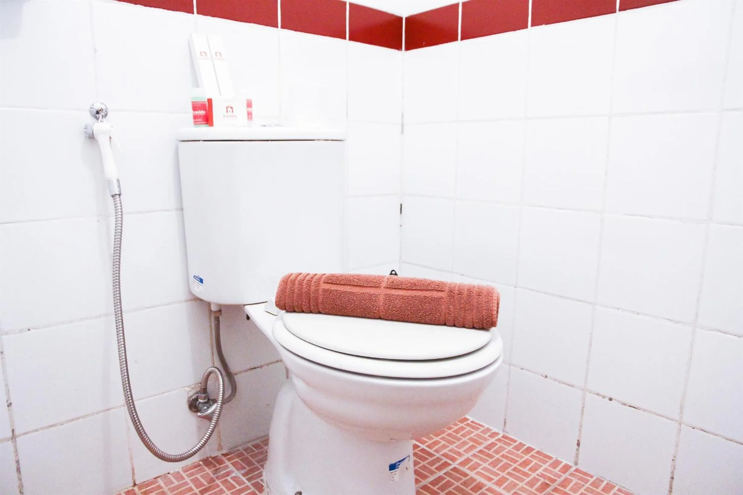 Pool View 2BR Mutiara Bekasi Apartment By Travelio