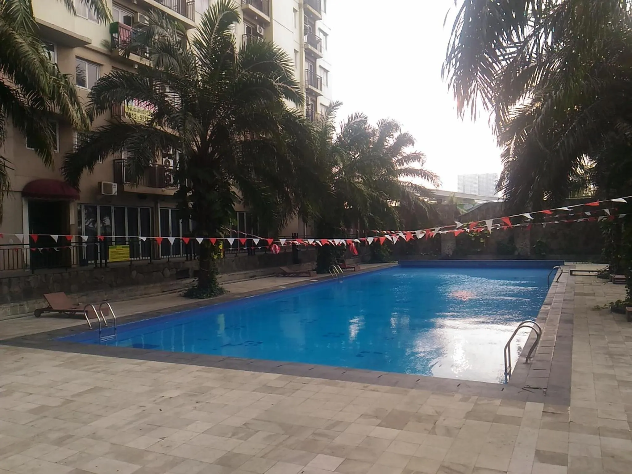 Swimming pool in Pool View 2BR Mutiara Bekasi Apartment By Travelio