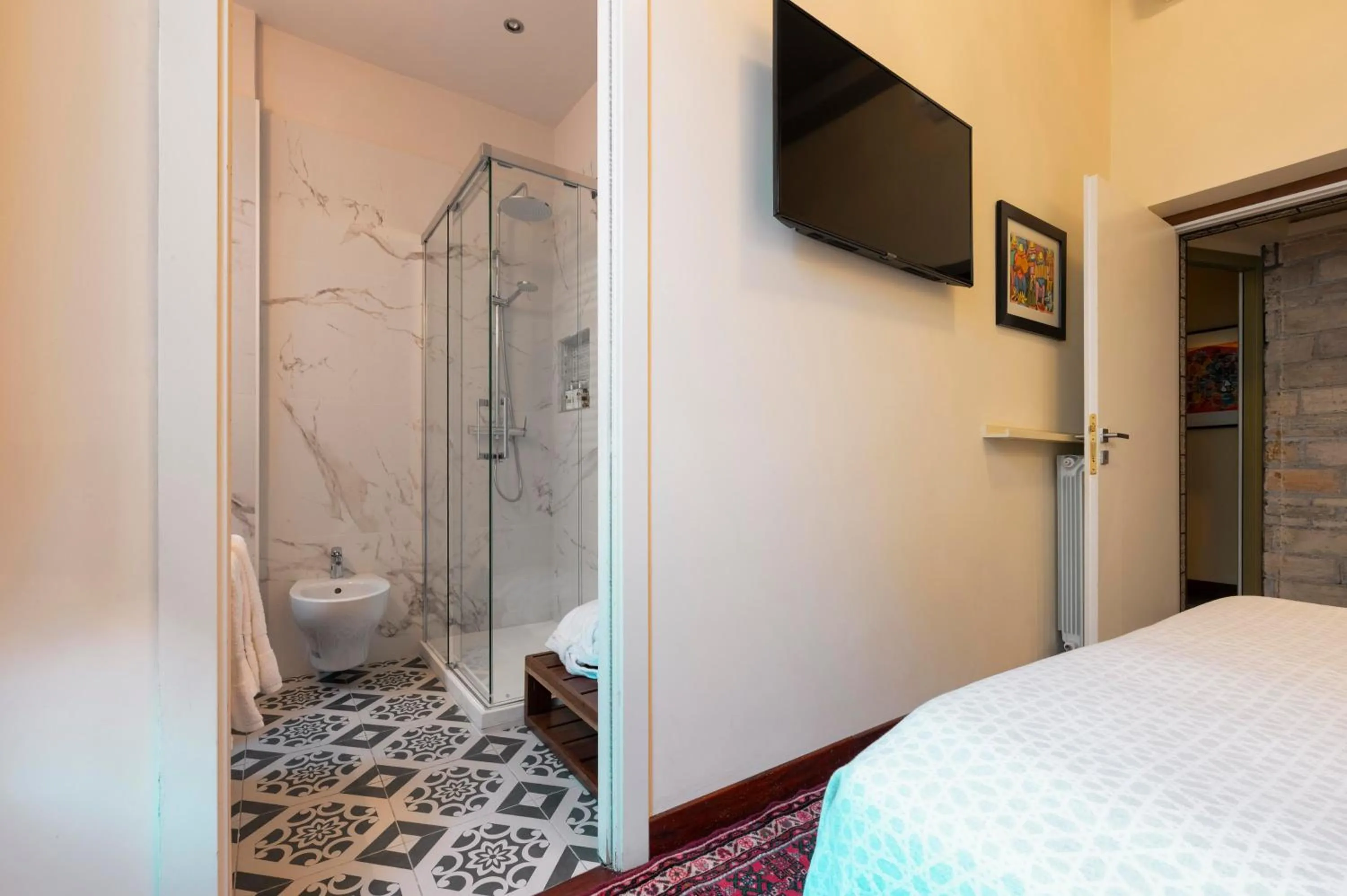 Bathroom, Bed in Palm Gallery Hotel