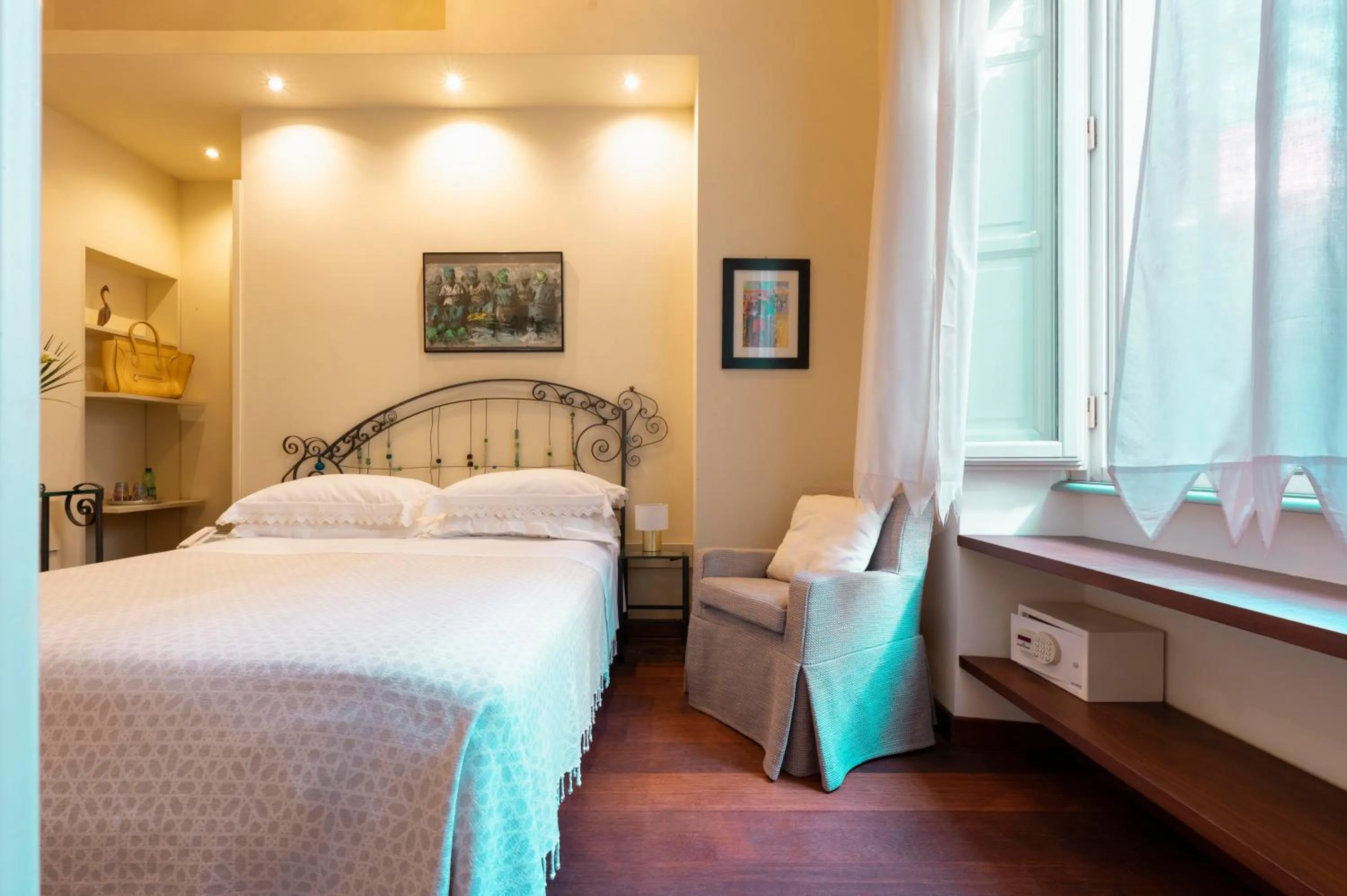 Bed in Palm Gallery Hotel