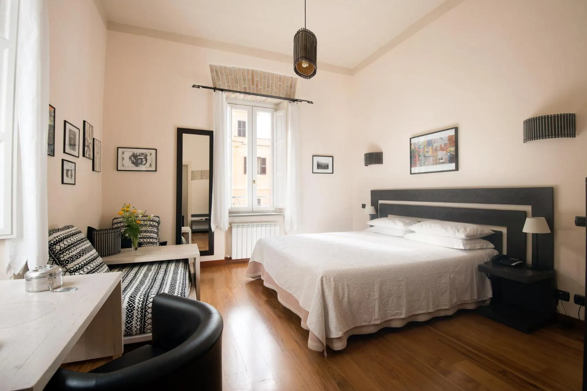 Photo of the whole room, Bed in Palm Gallery Hotel