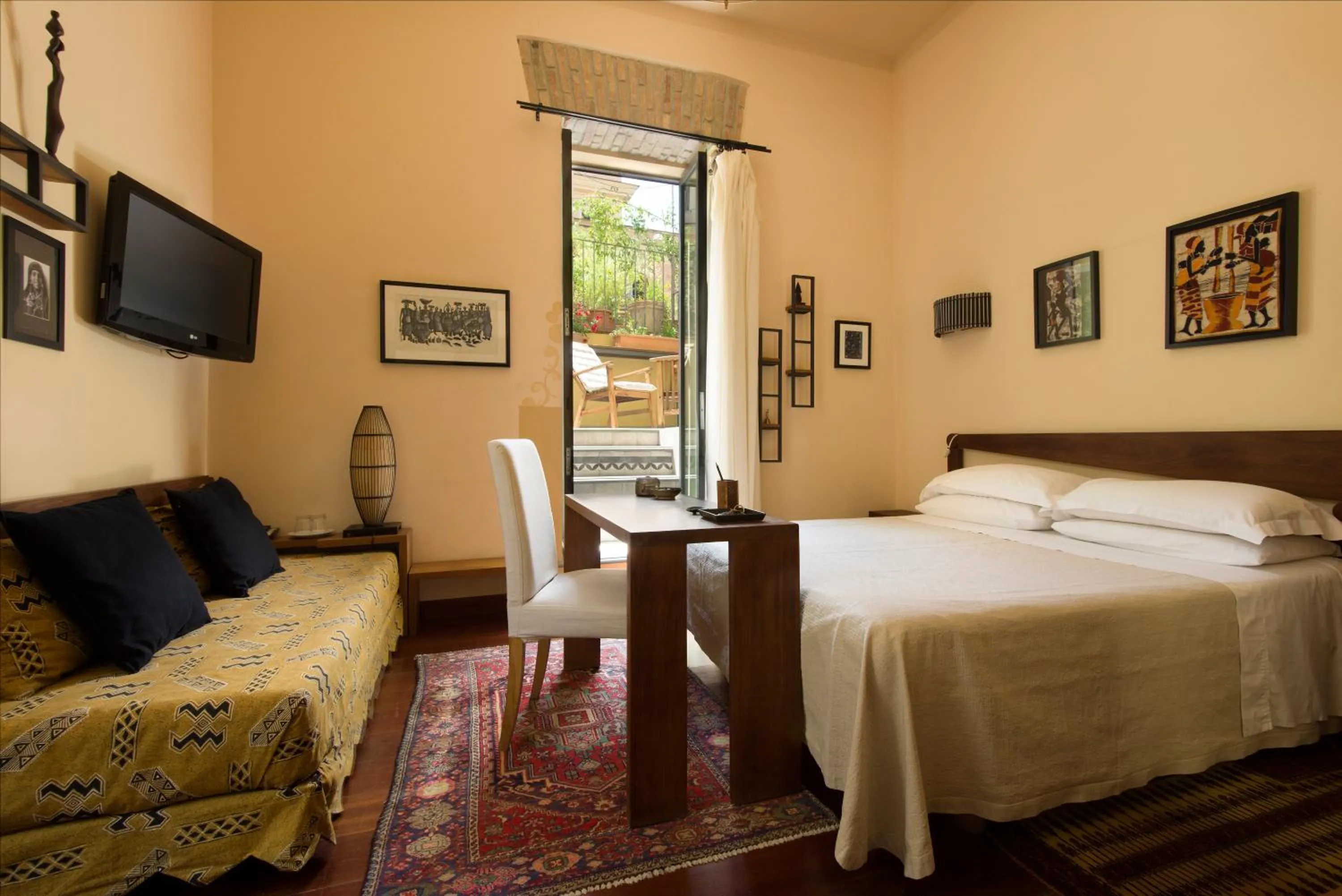 Photo of the whole room, Bed in Palm Gallery Hotel