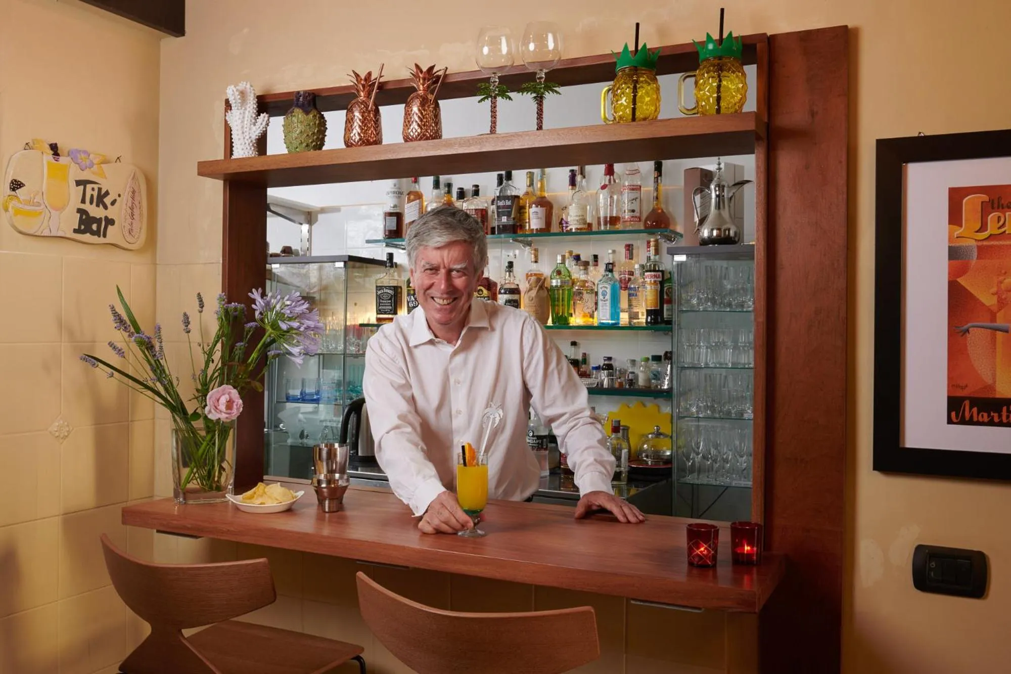 Lounge or bar in Palm Gallery Hotel