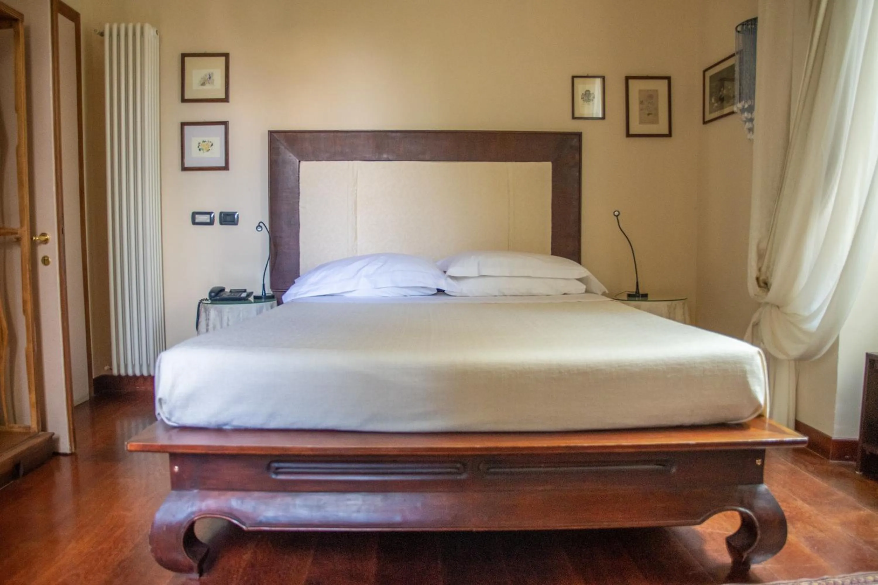 Bed in Palm Gallery Hotel