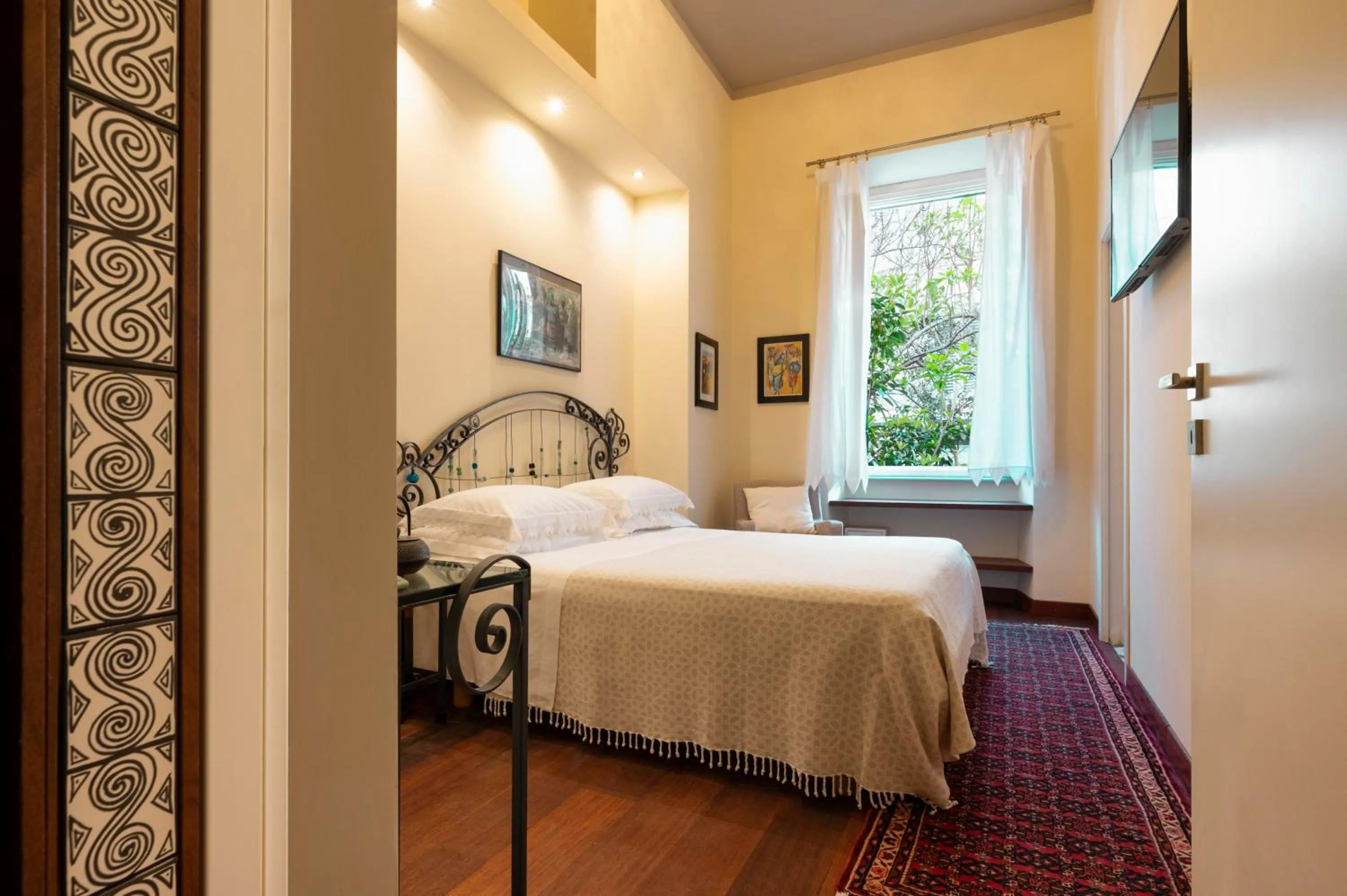 Bed in Palm Gallery Hotel