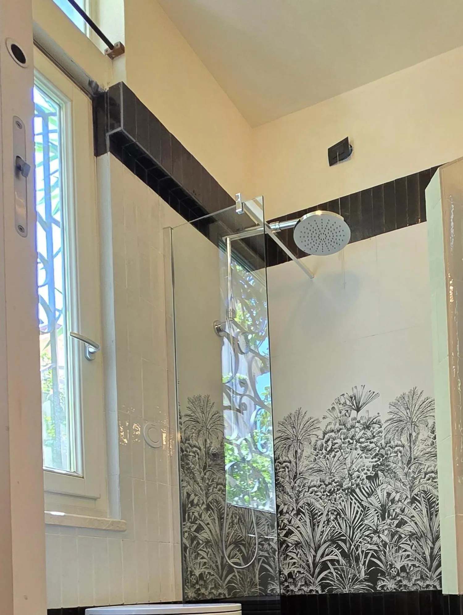 Bathroom in Palm Gallery Hotel