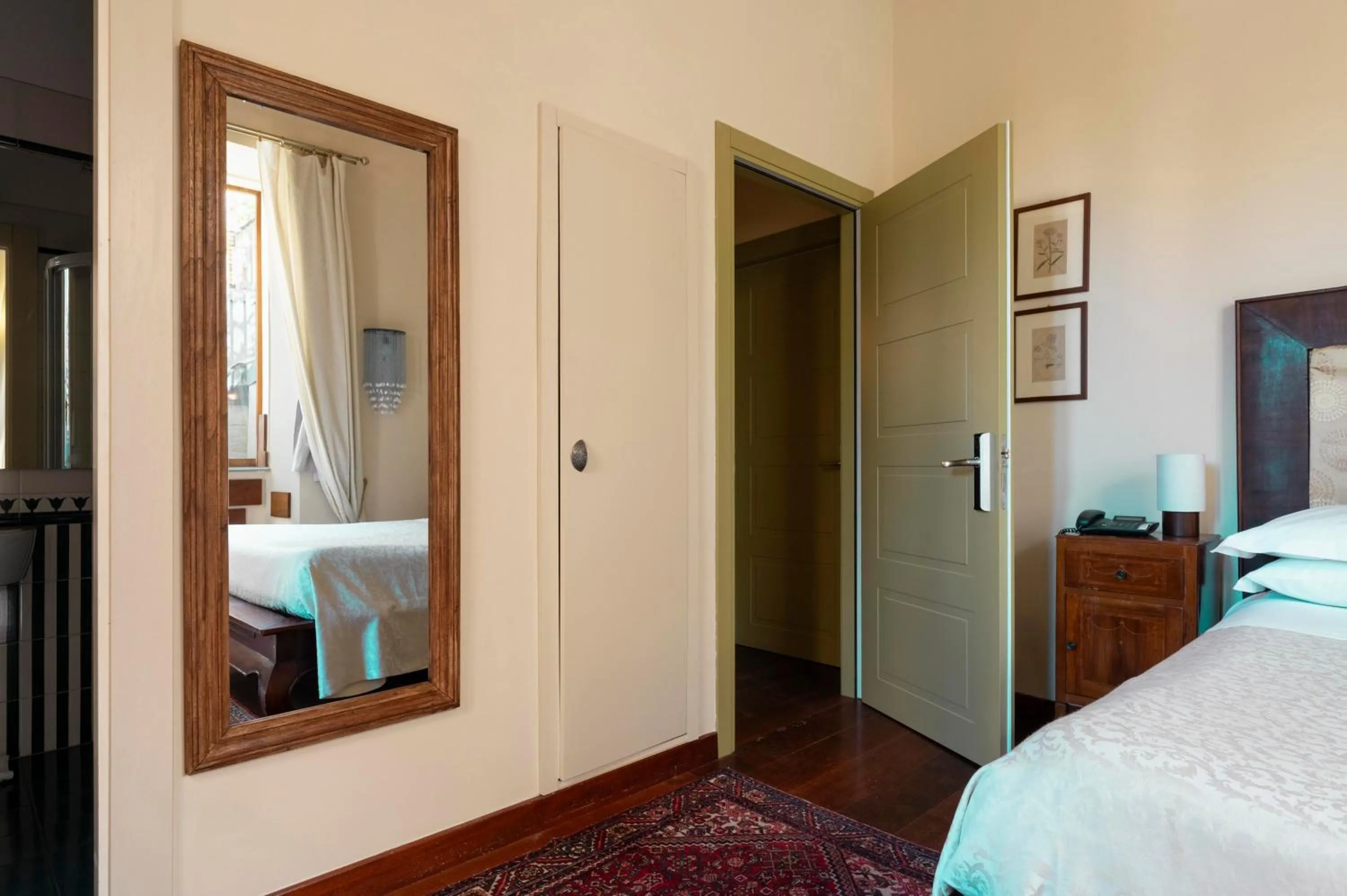 wardrobe, Bed in Palm Gallery Hotel