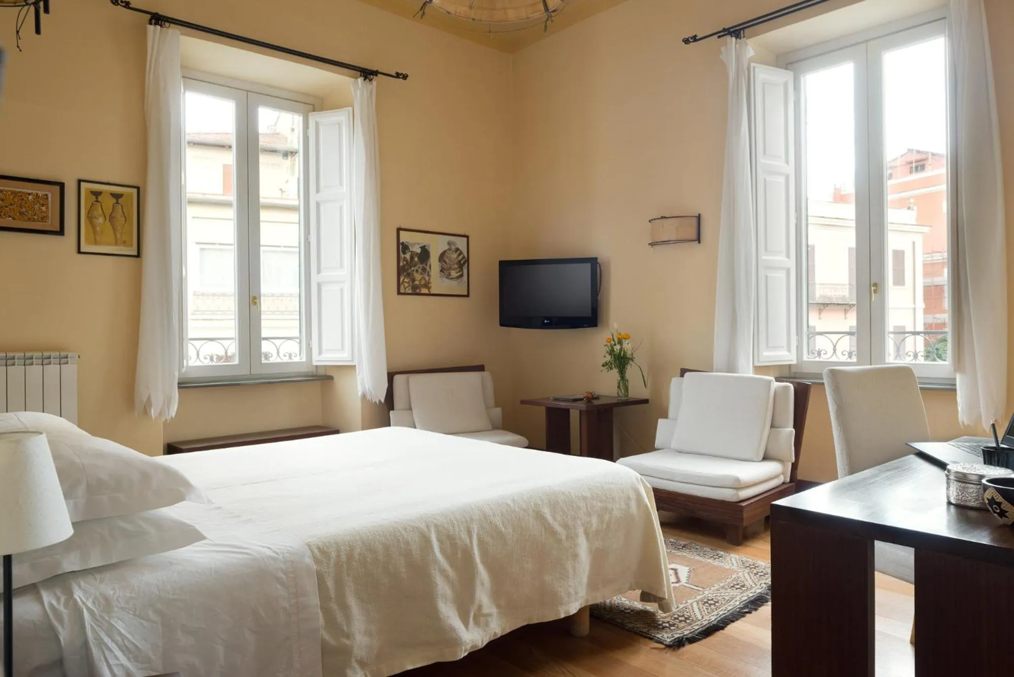 Photo of the whole room, Bed in Palm Gallery Hotel