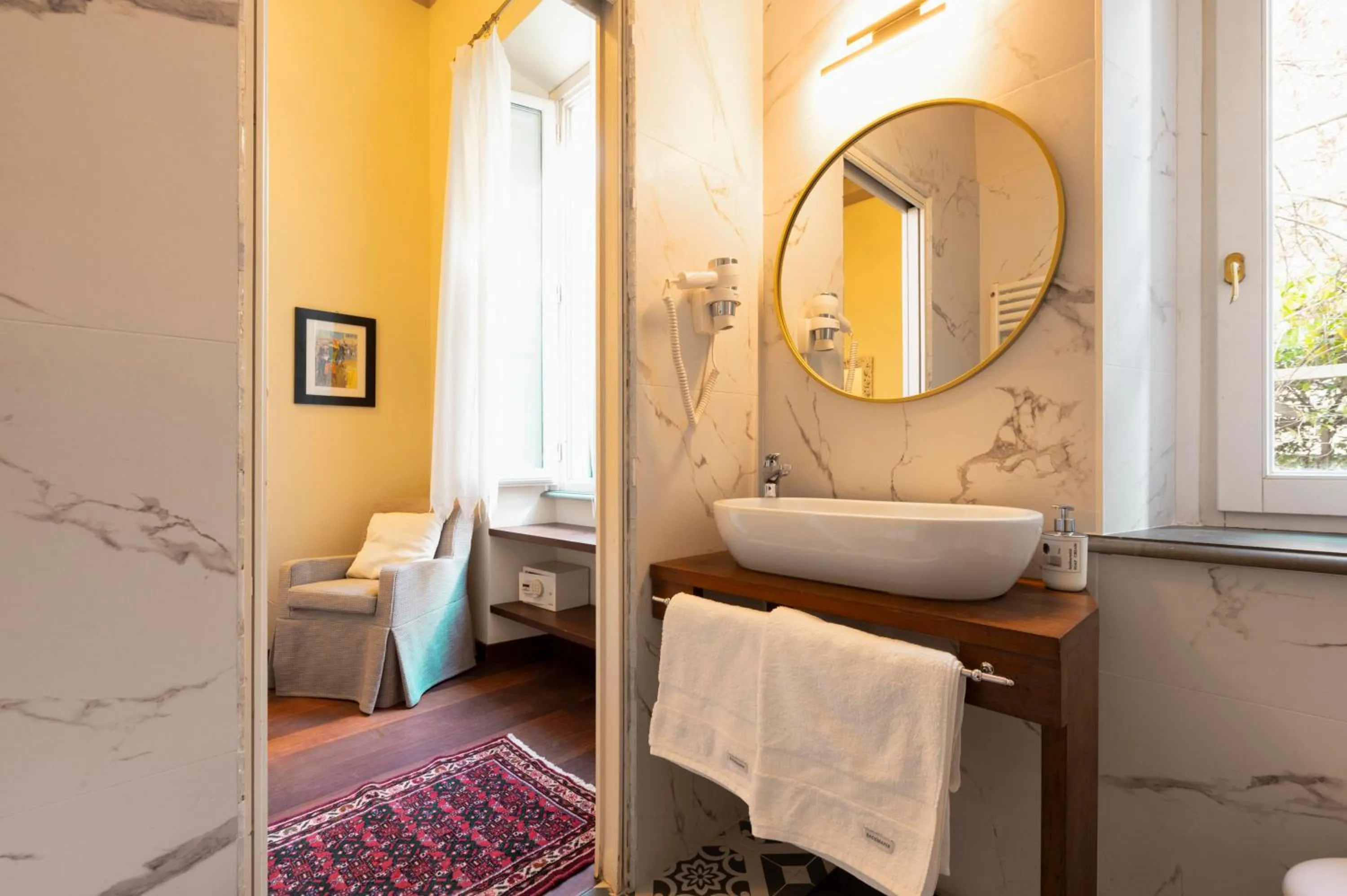 Bathroom in Palm Gallery Hotel