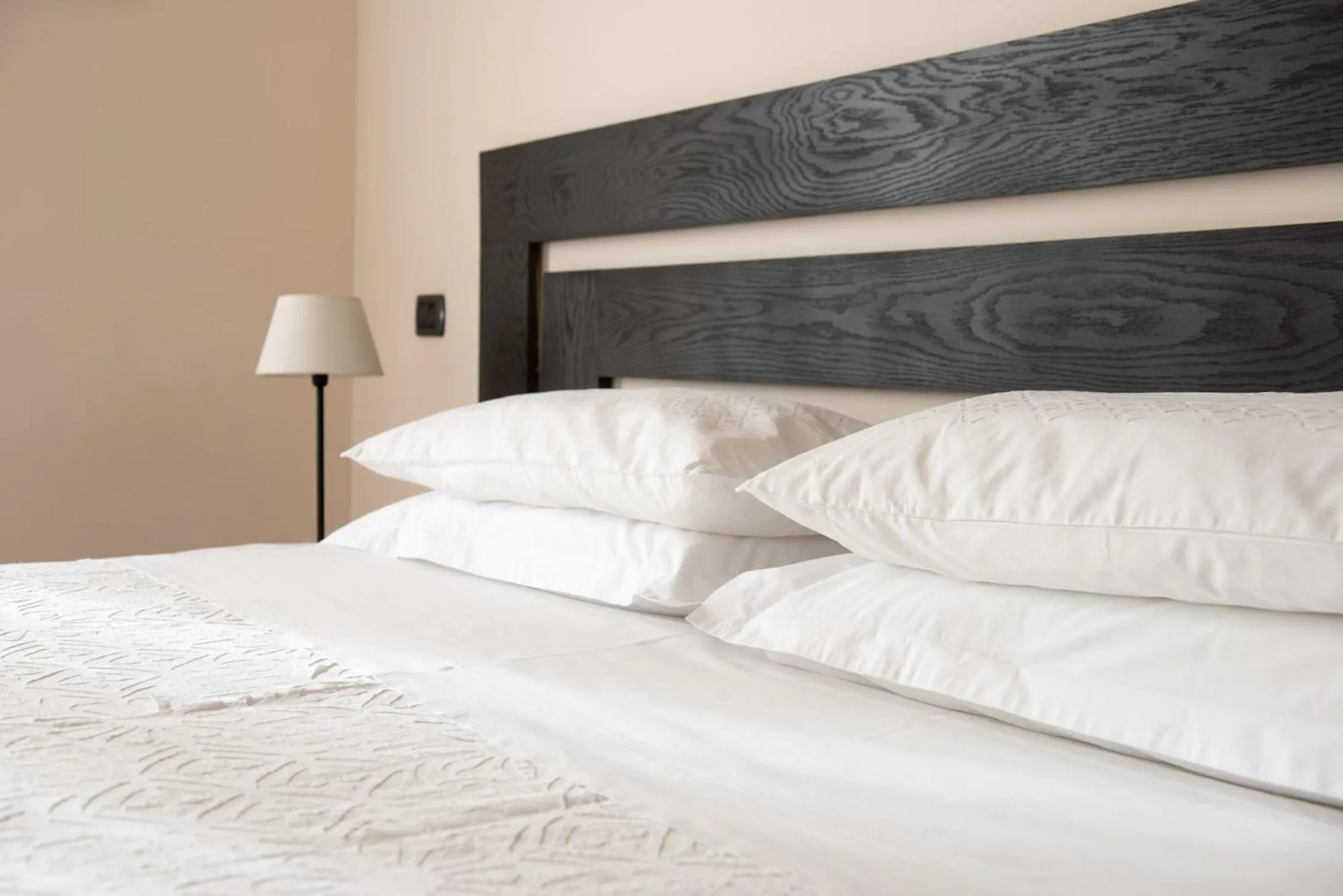 Bed in Palm Gallery Hotel