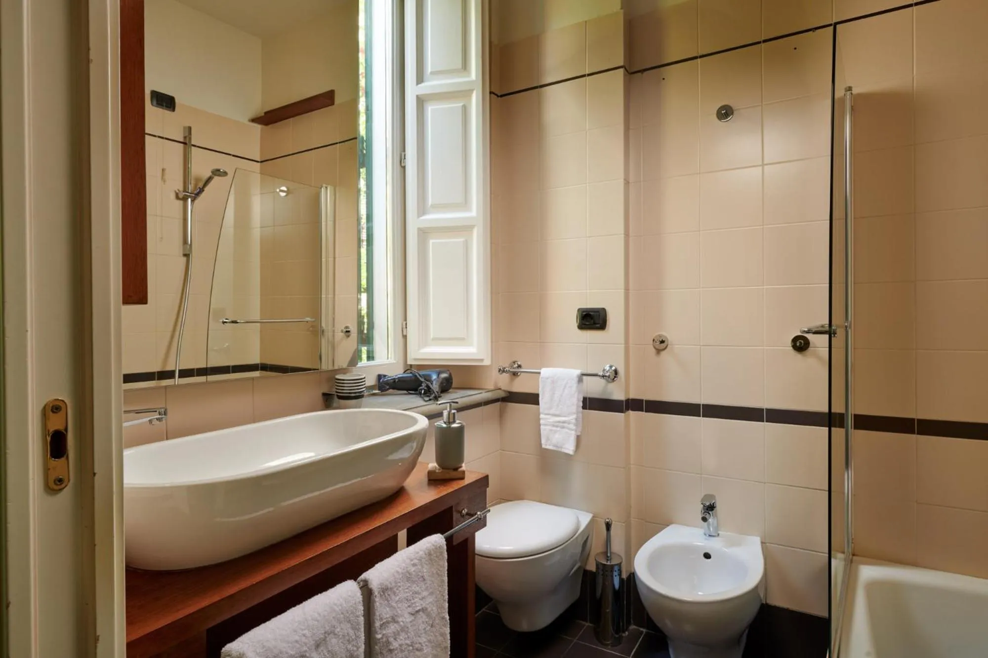 Bathroom in Palm Gallery Hotel