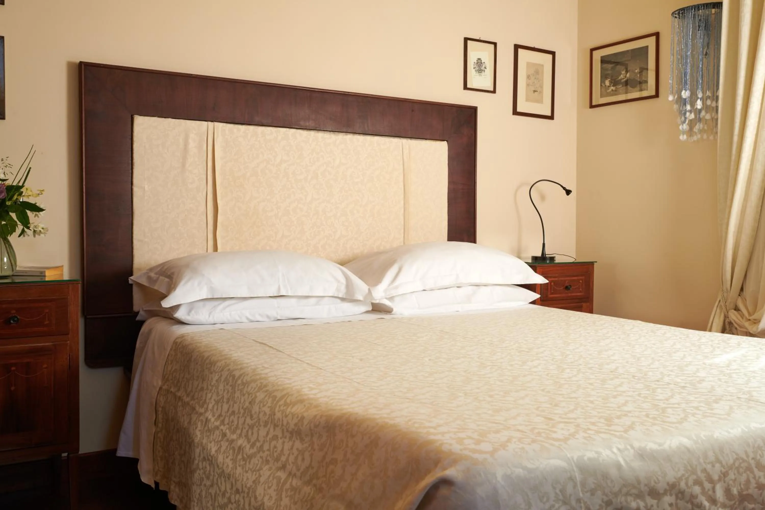 Bed in Palm Gallery Hotel