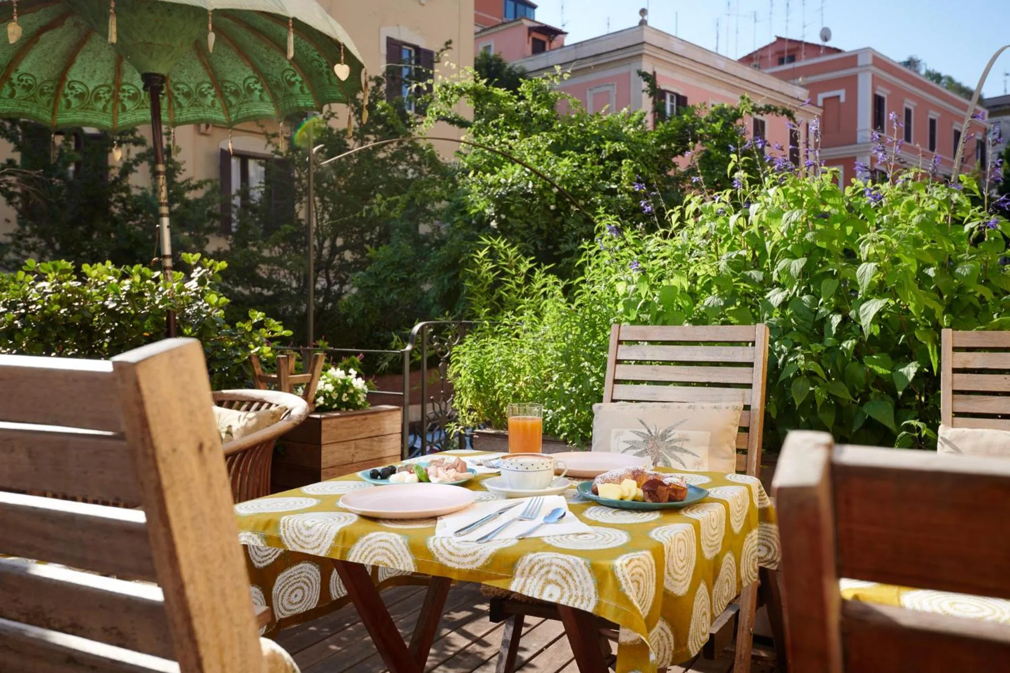 Restaurant/places to eat in Palm Gallery Hotel