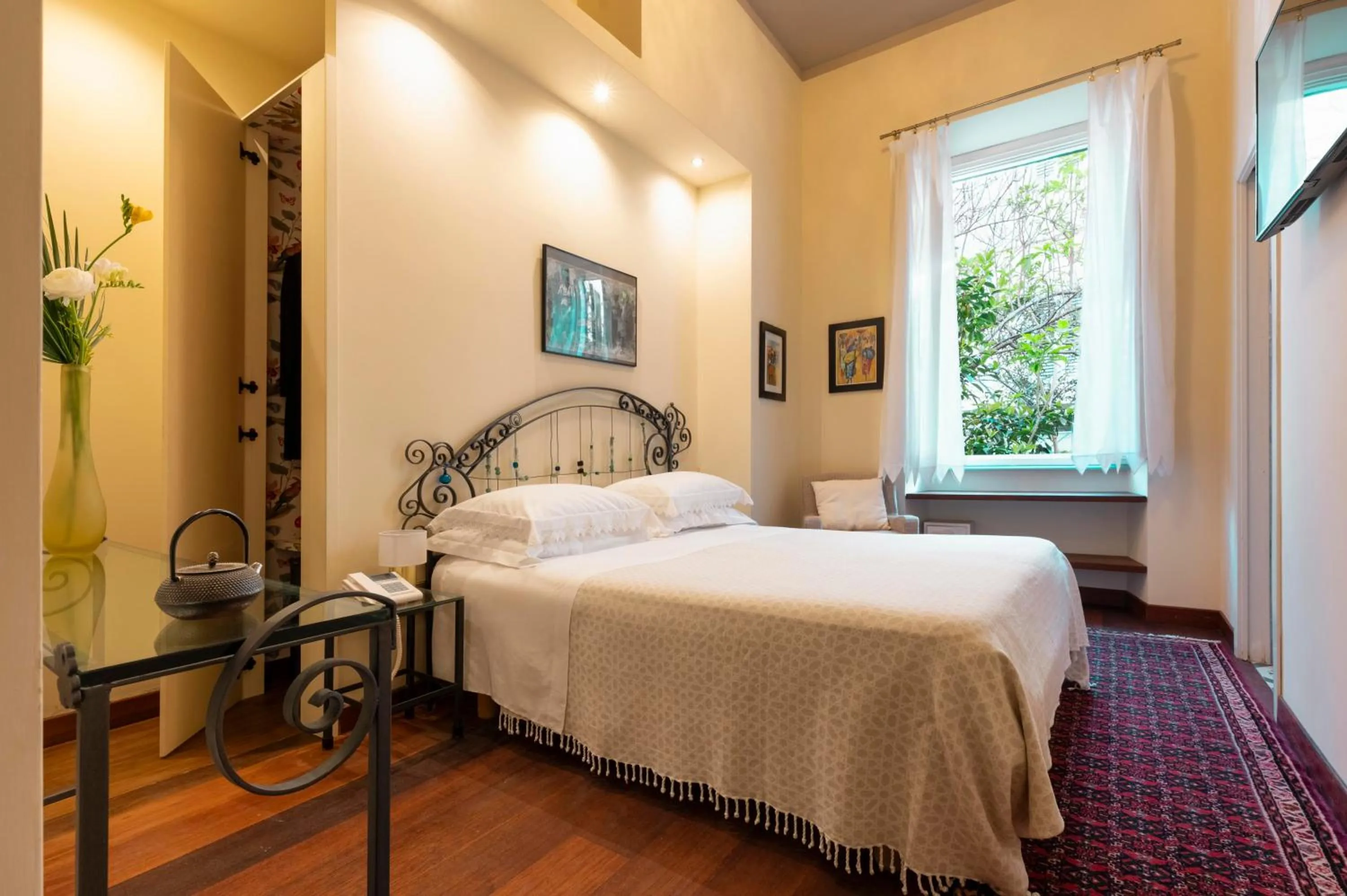 Bedroom, Bed in Palm Gallery Hotel