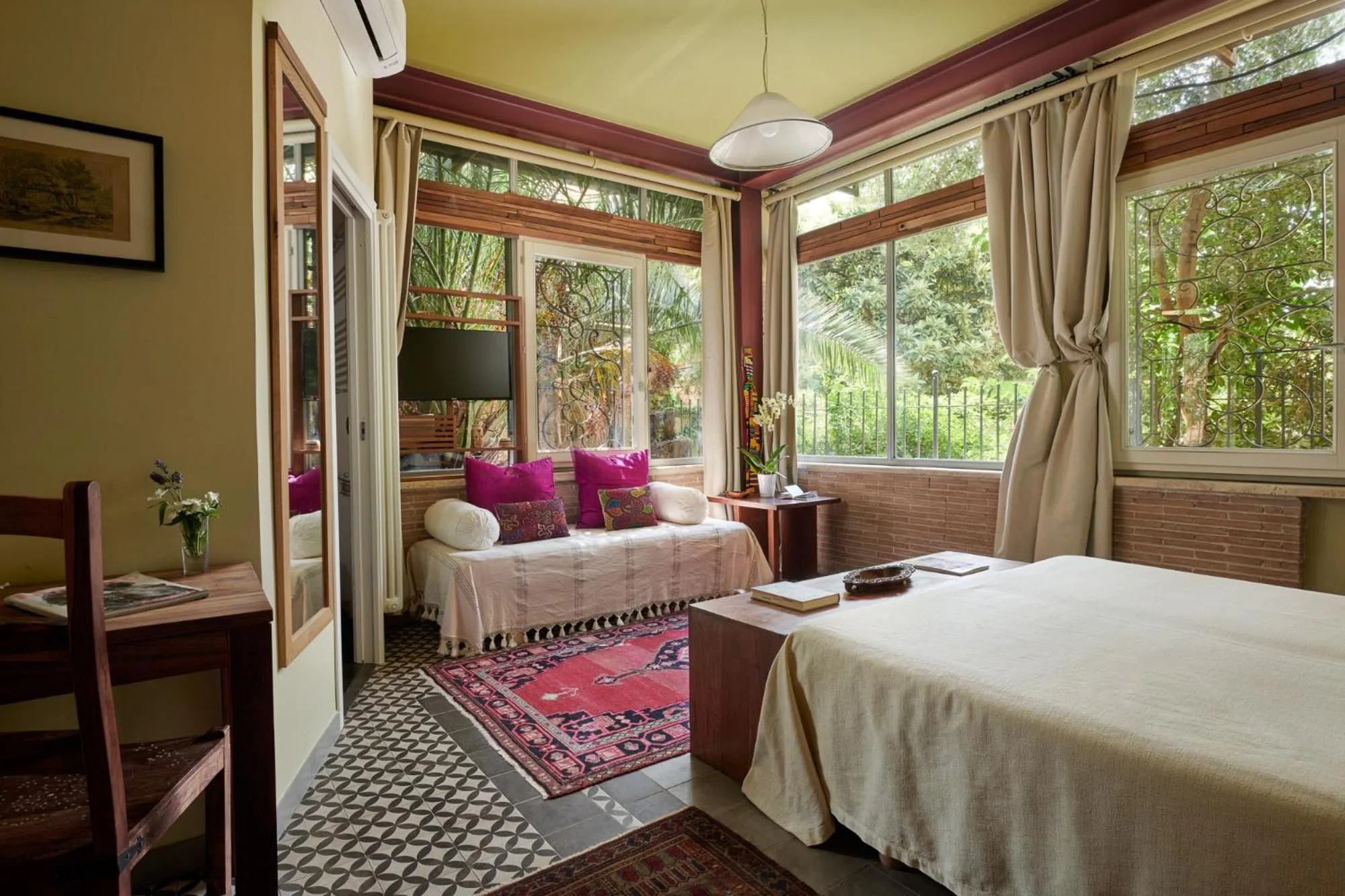 Photo of the whole room, Bed in Palm Gallery Hotel