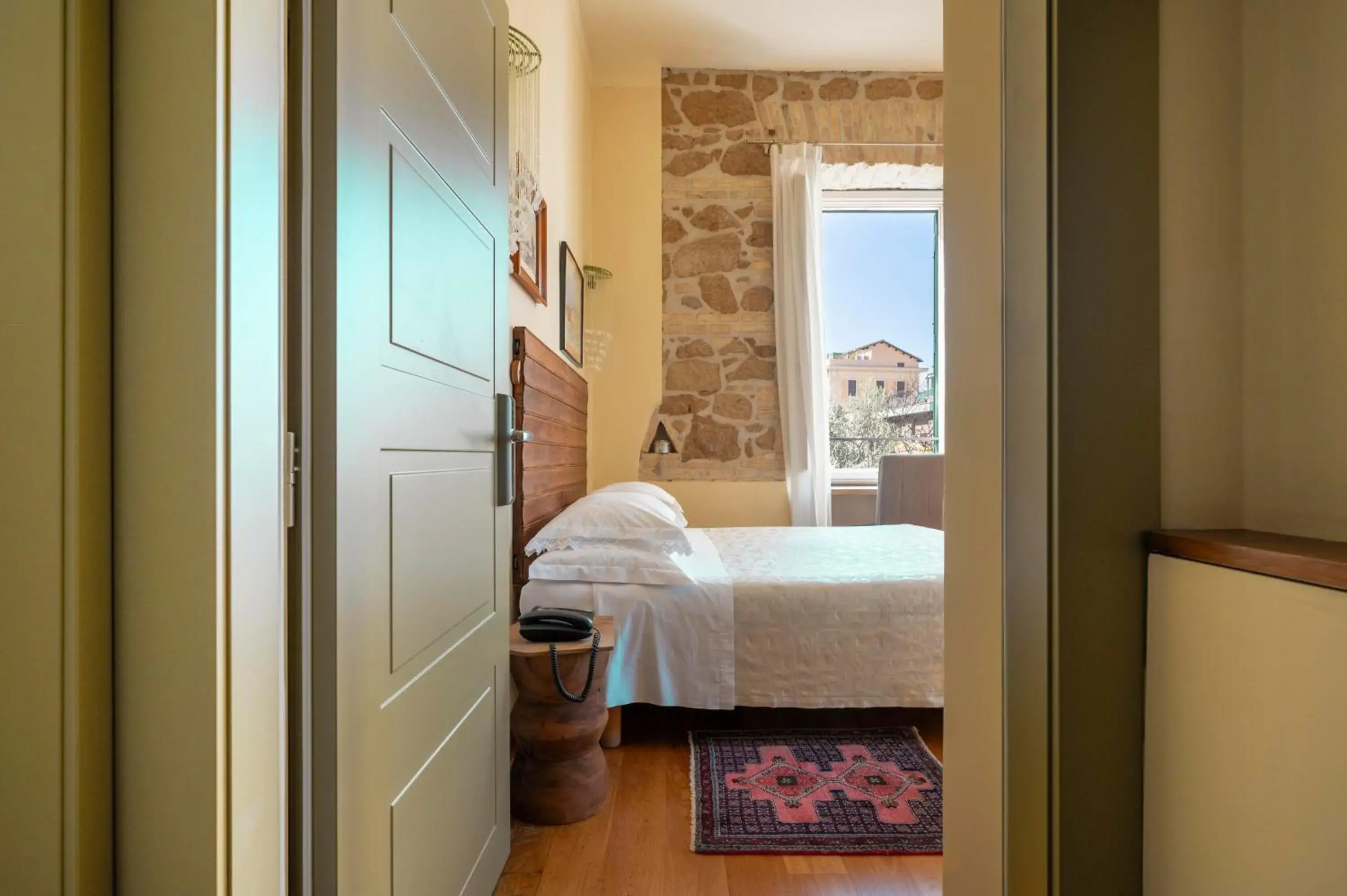 Deluxe King Room - single occupancy in Palm Gallery Hotel Deluxe King Room - single occupancy in Palm Gallery Hotel