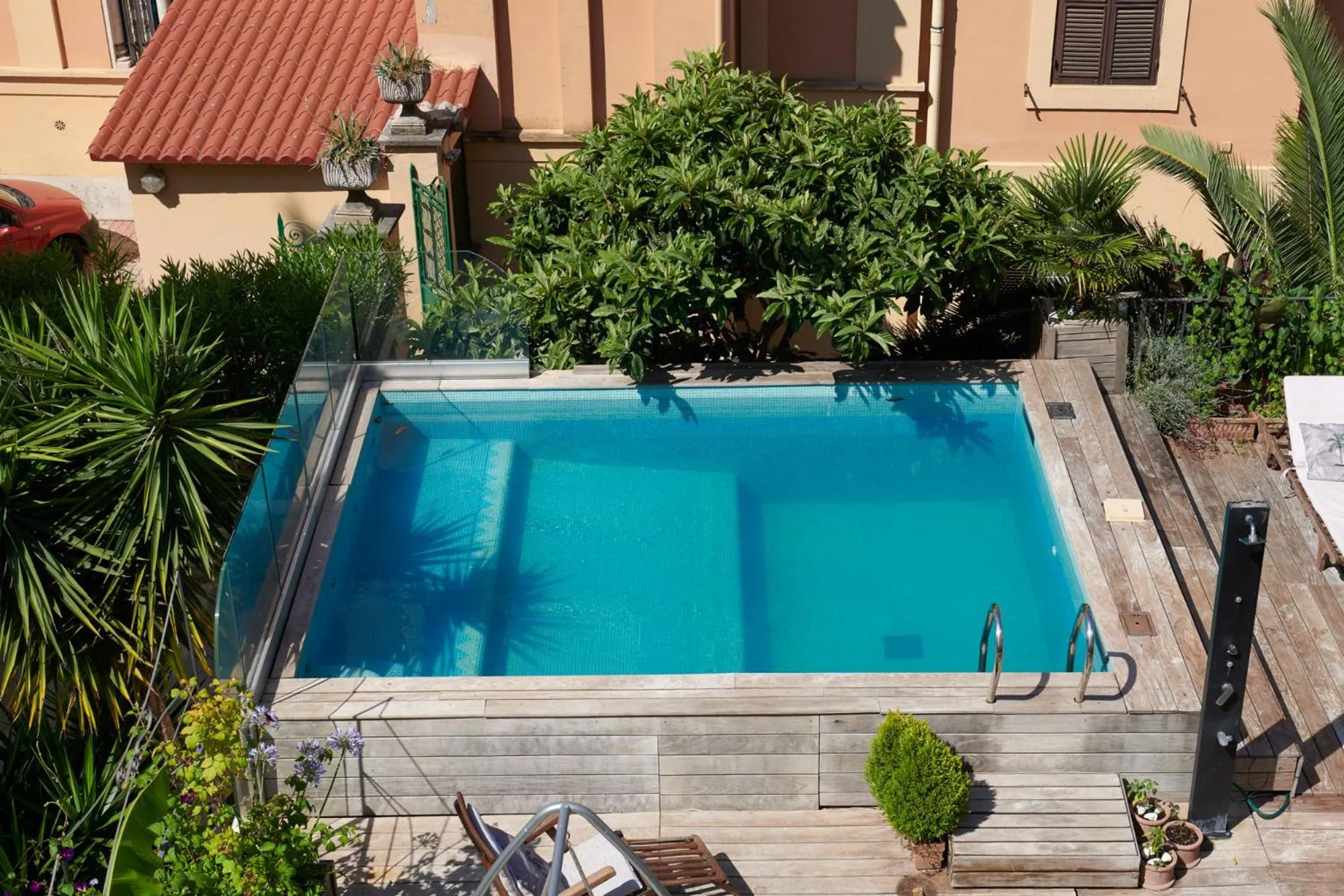 Swimming pool in Palm Gallery Hotel