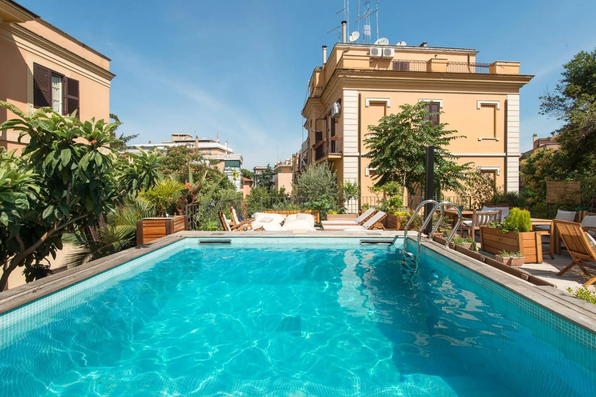 Swimming pool in Palm Gallery Hotel