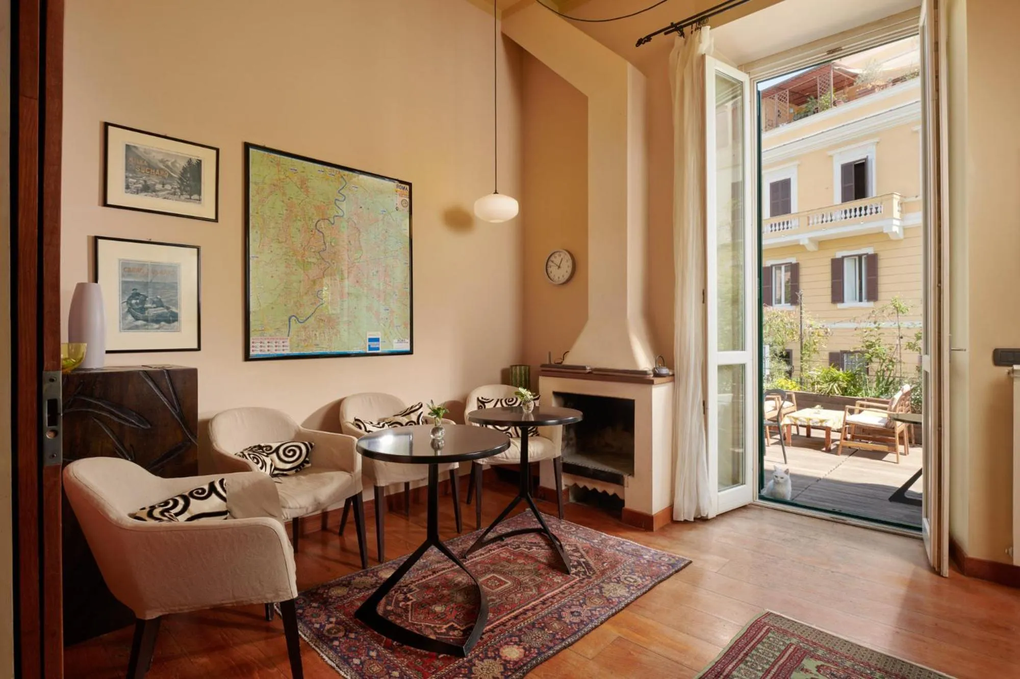 Restaurant/places to eat in Palm Gallery Hotel