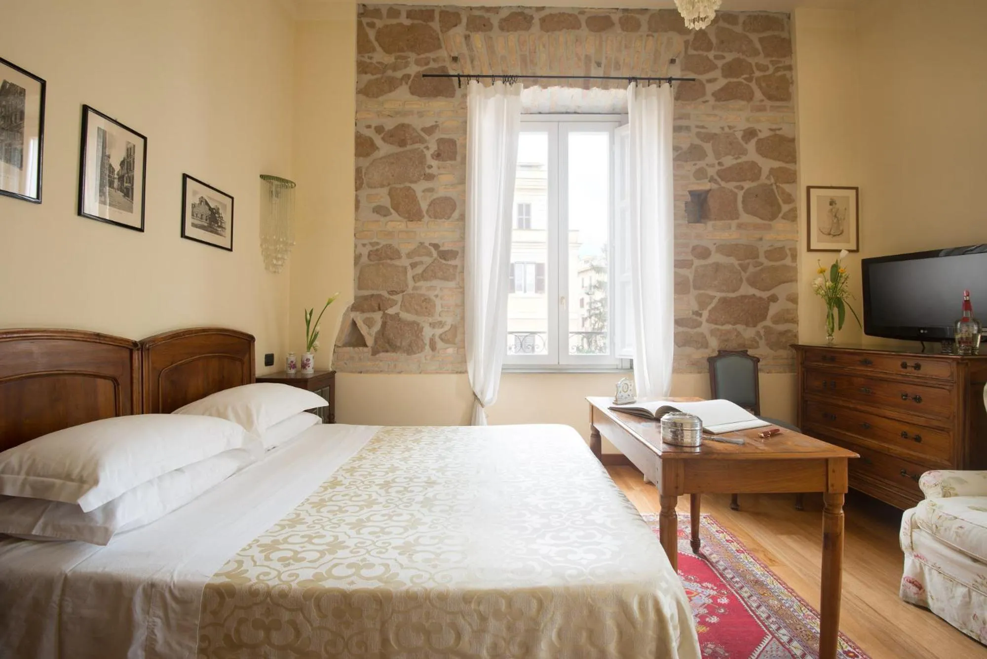 Deluxe King Room - single occupancy in Palm Gallery Hotel