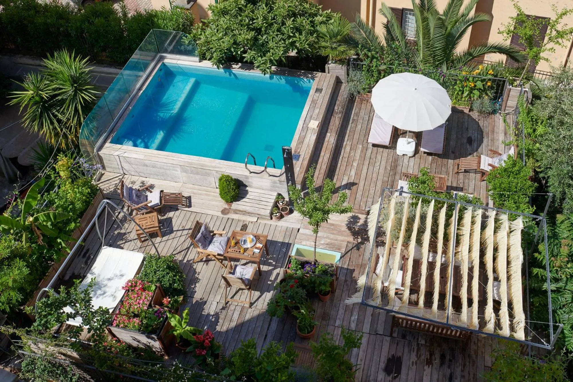 Swimming pool in Palm Gallery Hotel